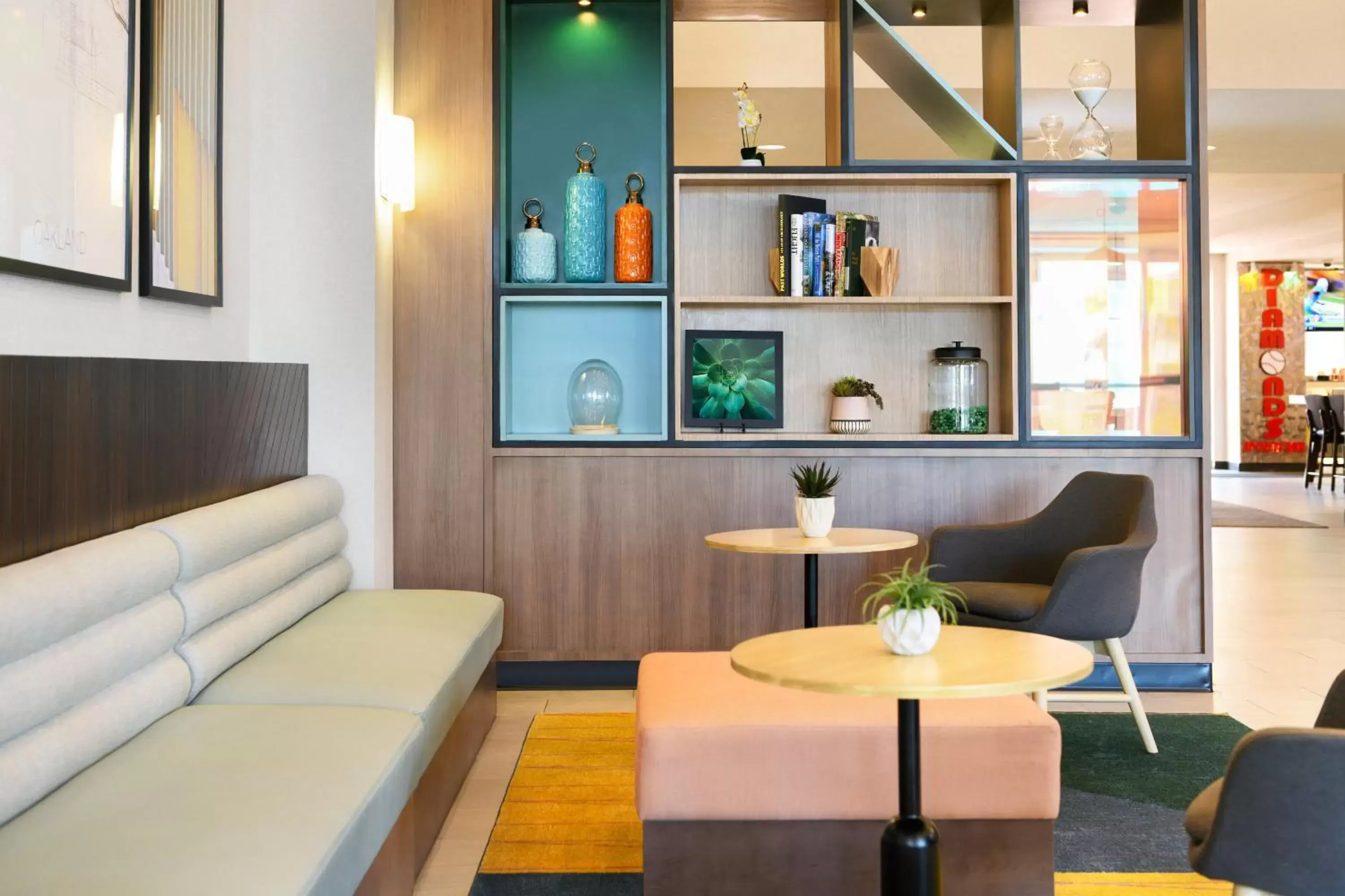 Lobby or reception, Seating Area in Holiday Inn Oakland Airport, an IHG Hotel