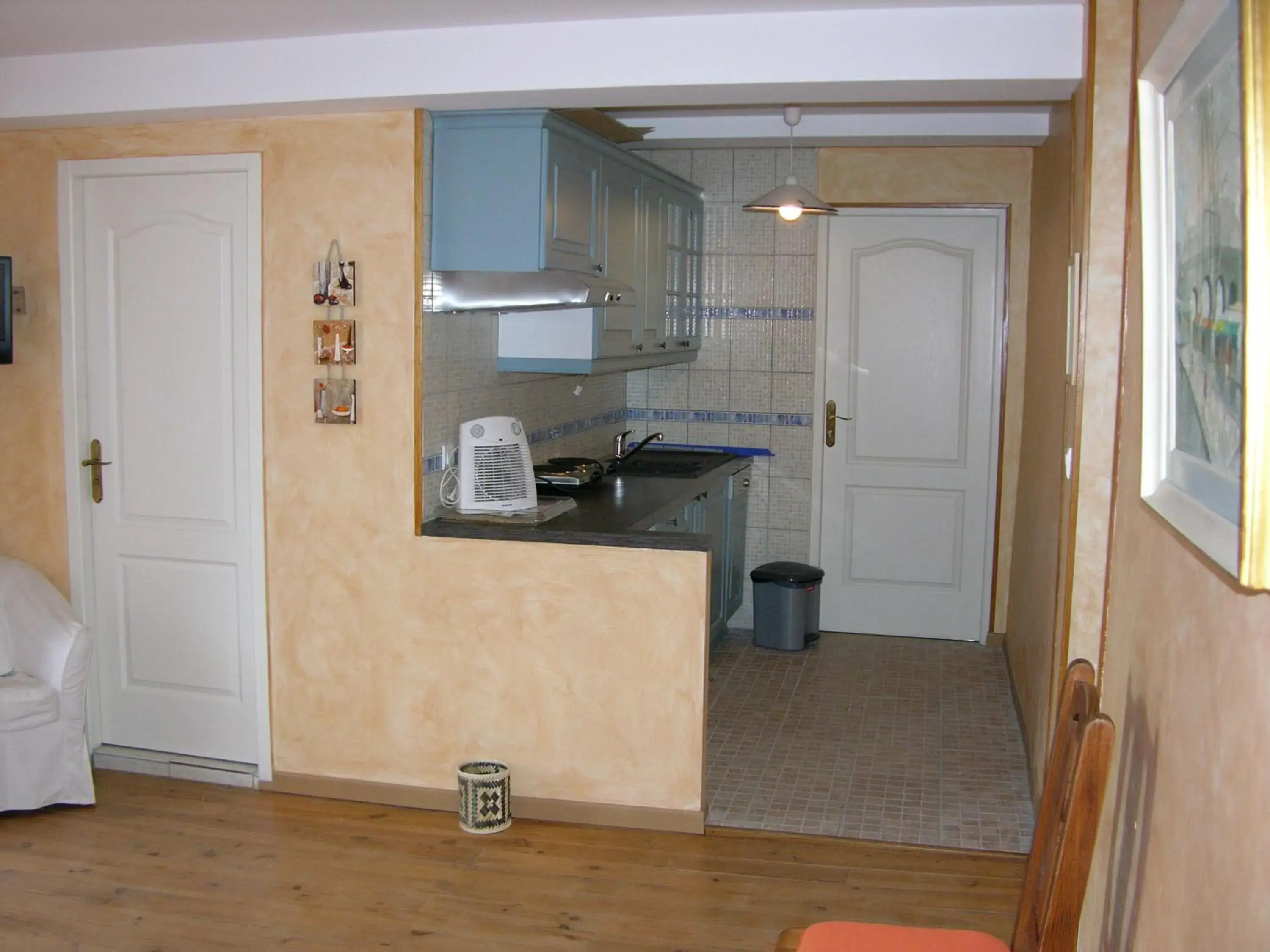 Photo of the whole room, Kitchen/Kitchenette in Logis Hôtel L'Adourable Auberge