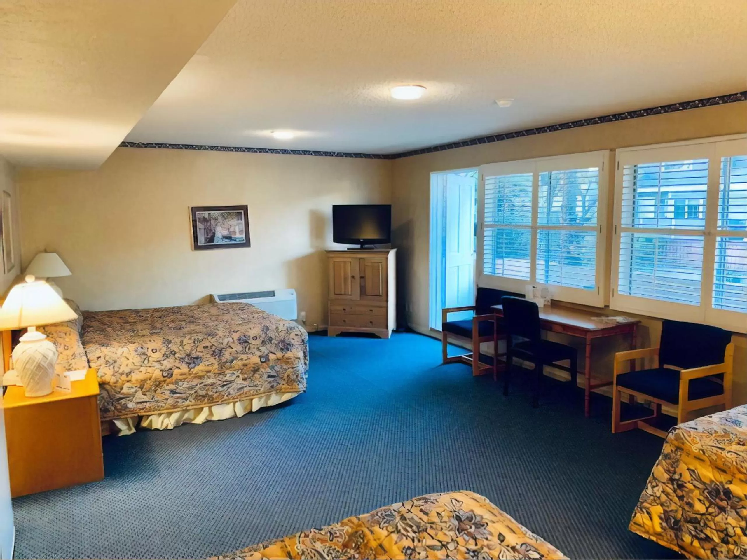 TV and multimedia, Seating Area in Saga Motor Hotel Pasadena