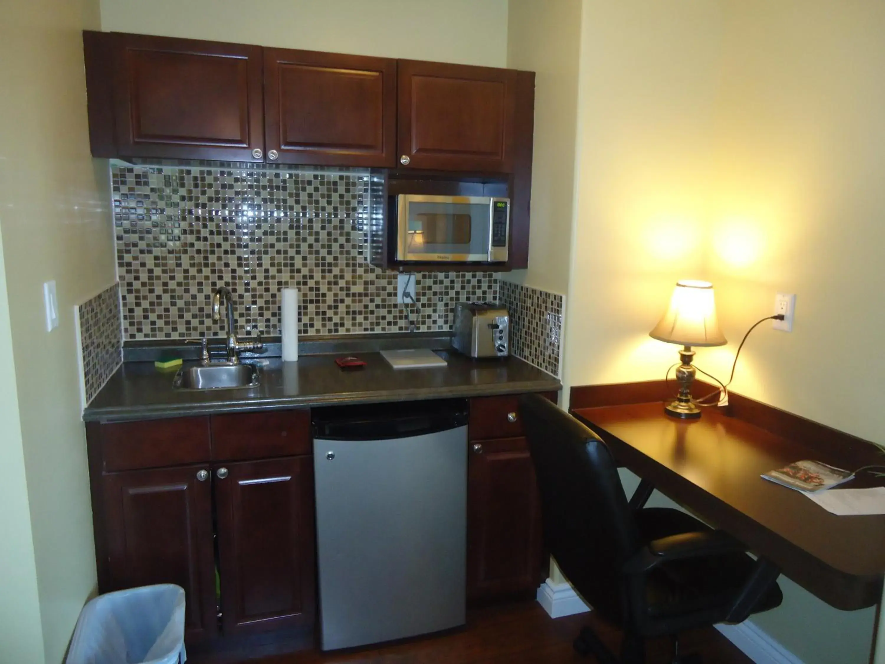 Coffee/tea facilities, Kitchen/Kitchenette in Bayside Inn & Waterfront Suites