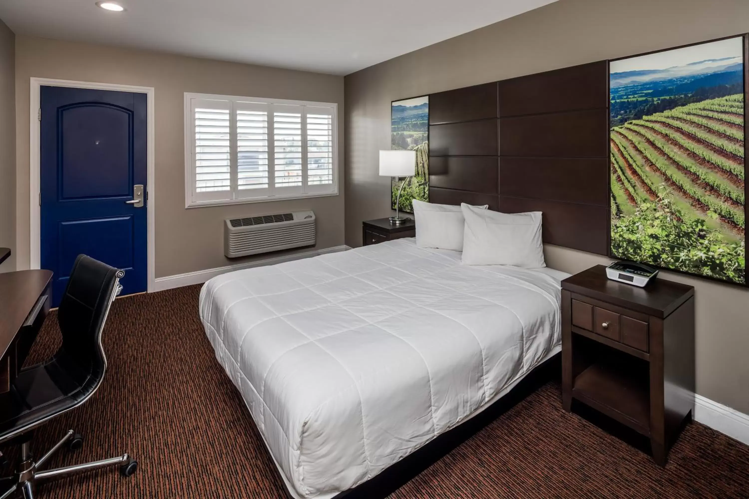 Photo of the whole room, Bed in Vallejo Inn