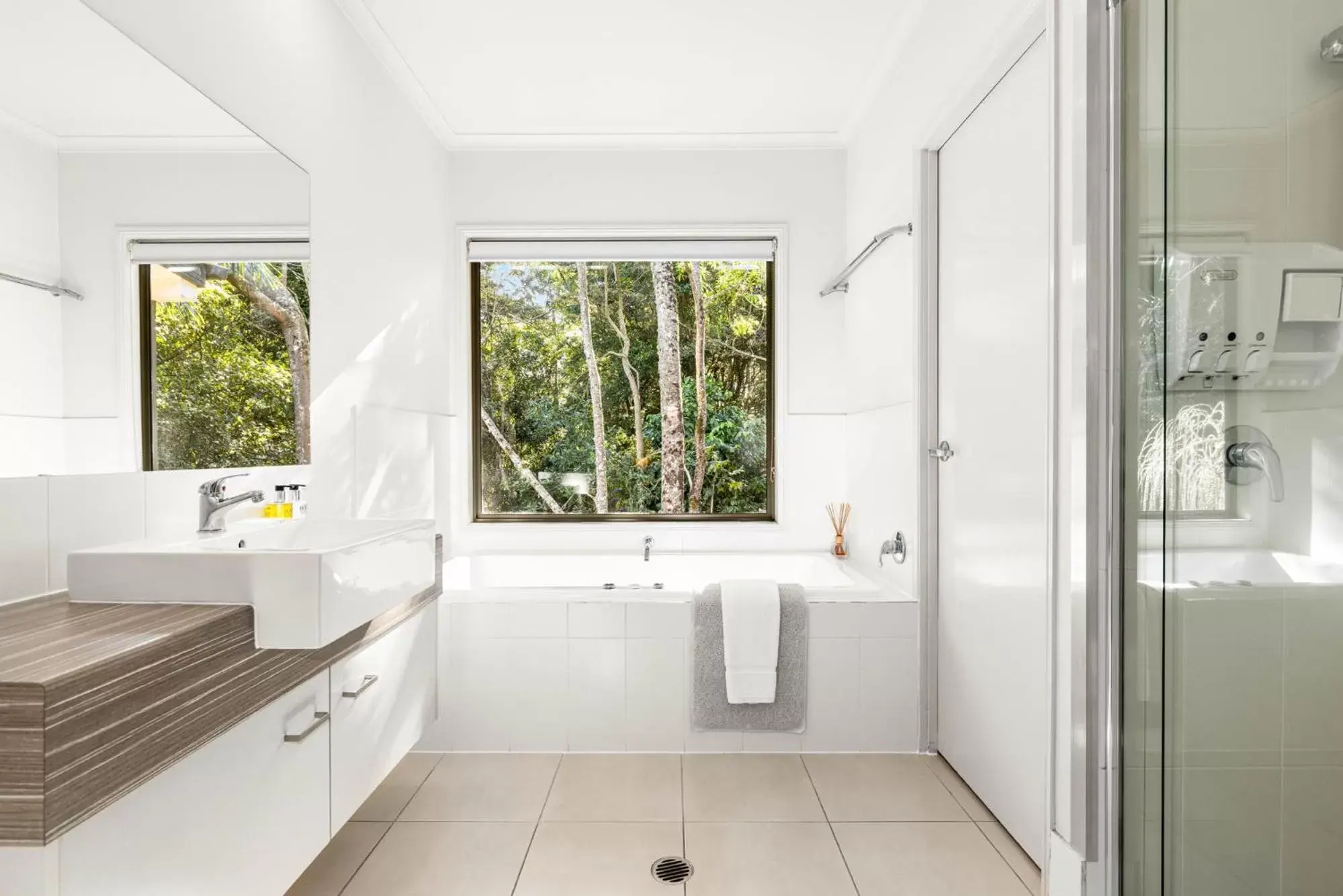 Shower, Bathroom in On Obi Maleny