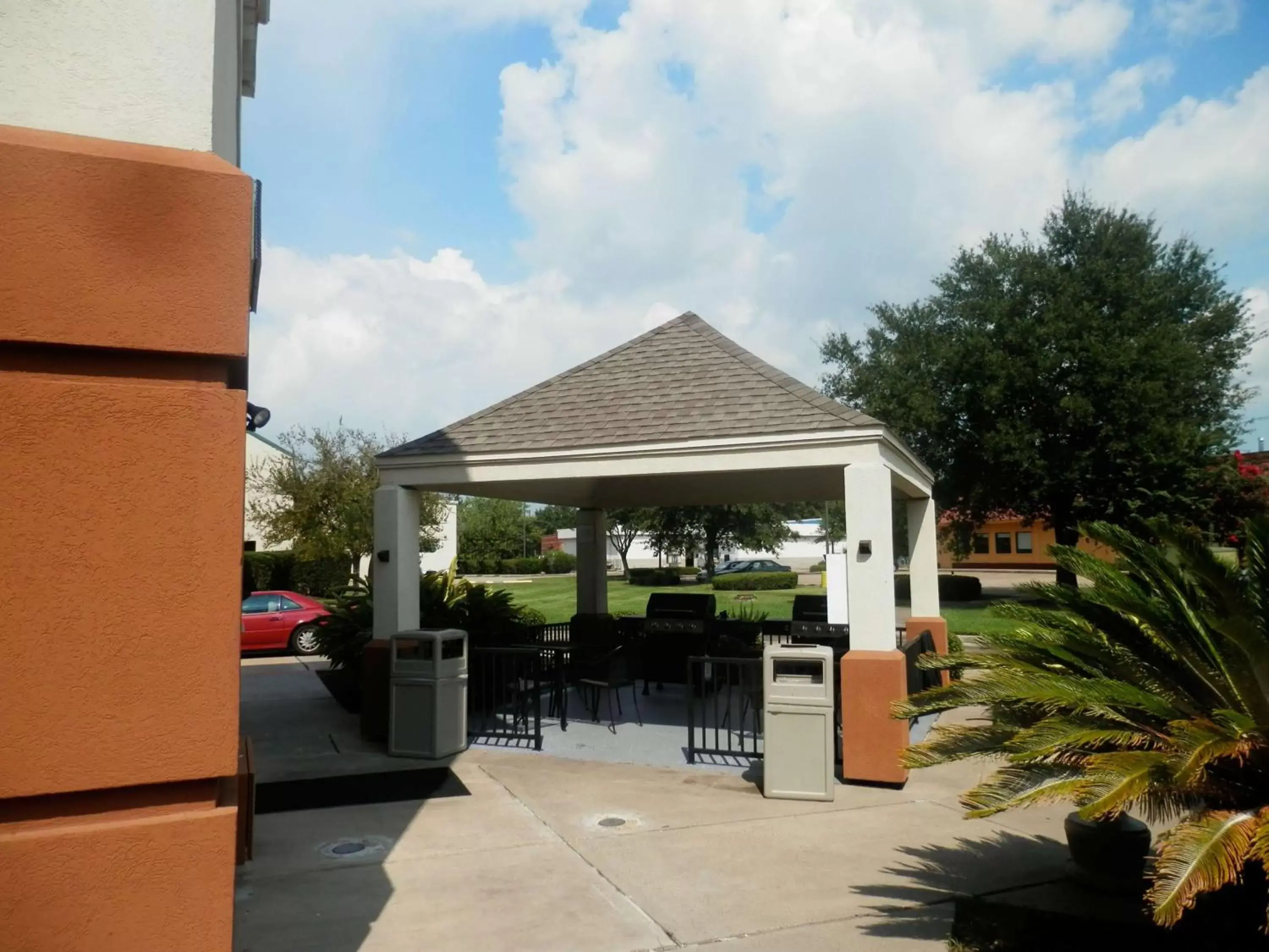 Property building in Sonesta Simply Suites Houston – NASA Clear Lake