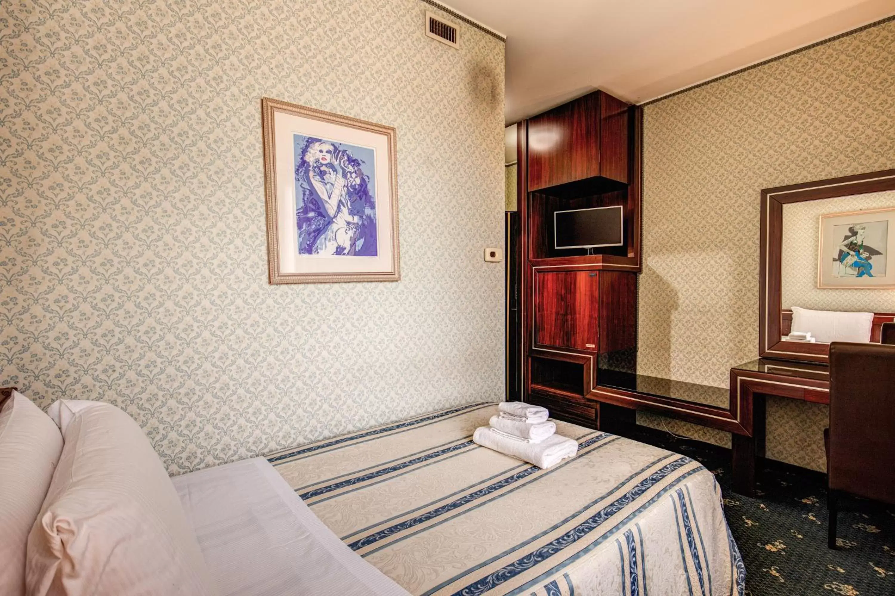 Photo of the whole room in Venice Michelangelo Hotel Photo of the whole room in Venice Michelangelo Hotel