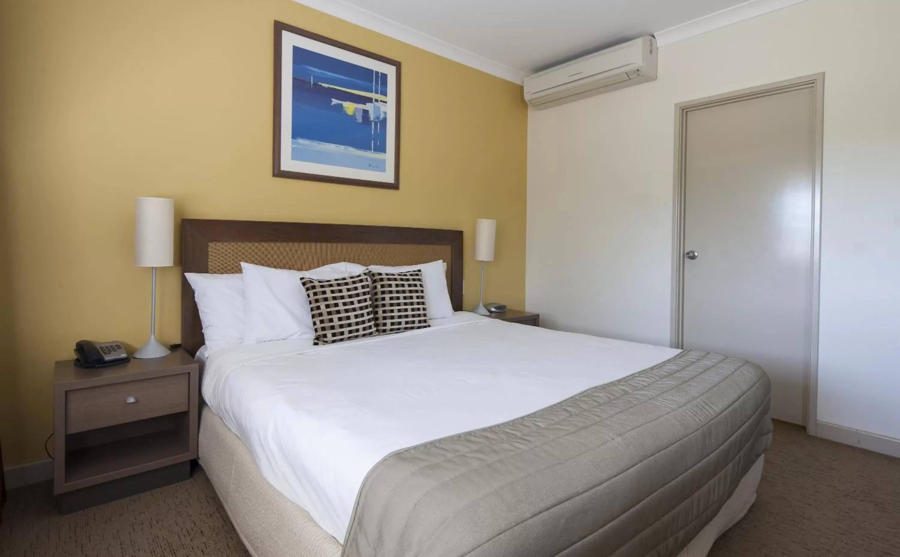 Bedroom, Bed in Mantra Geraldton