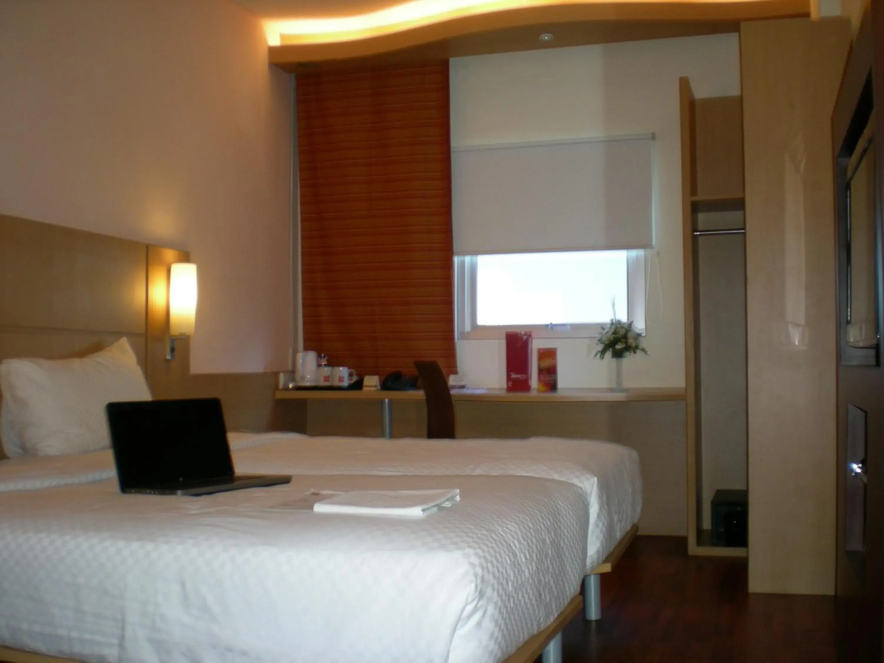 Photo of the whole room, Bed in Ibis Balikpapan Hotel
