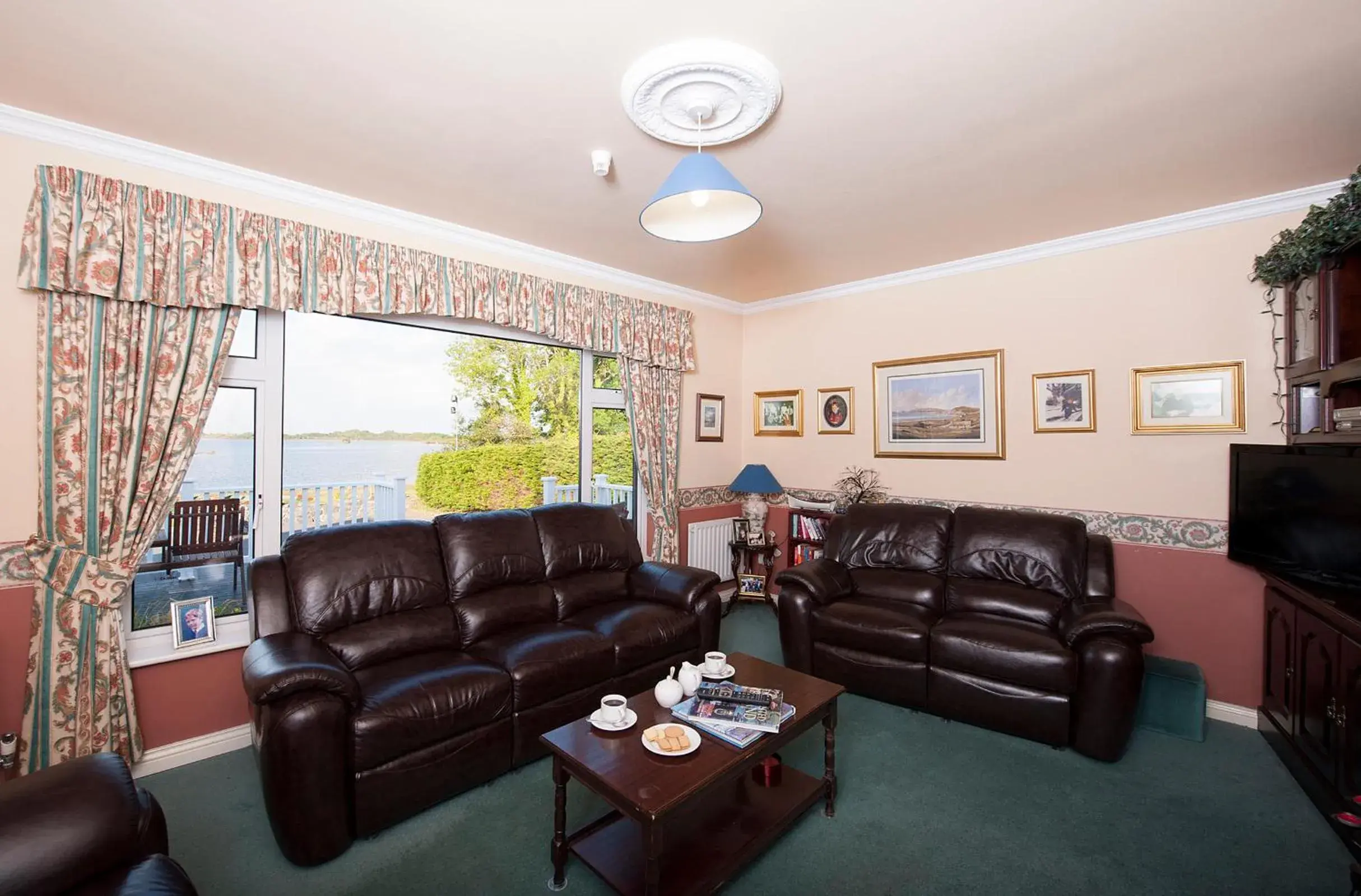 Communal lounge/ TV room, Seating Area in The Waterfront House Country Home