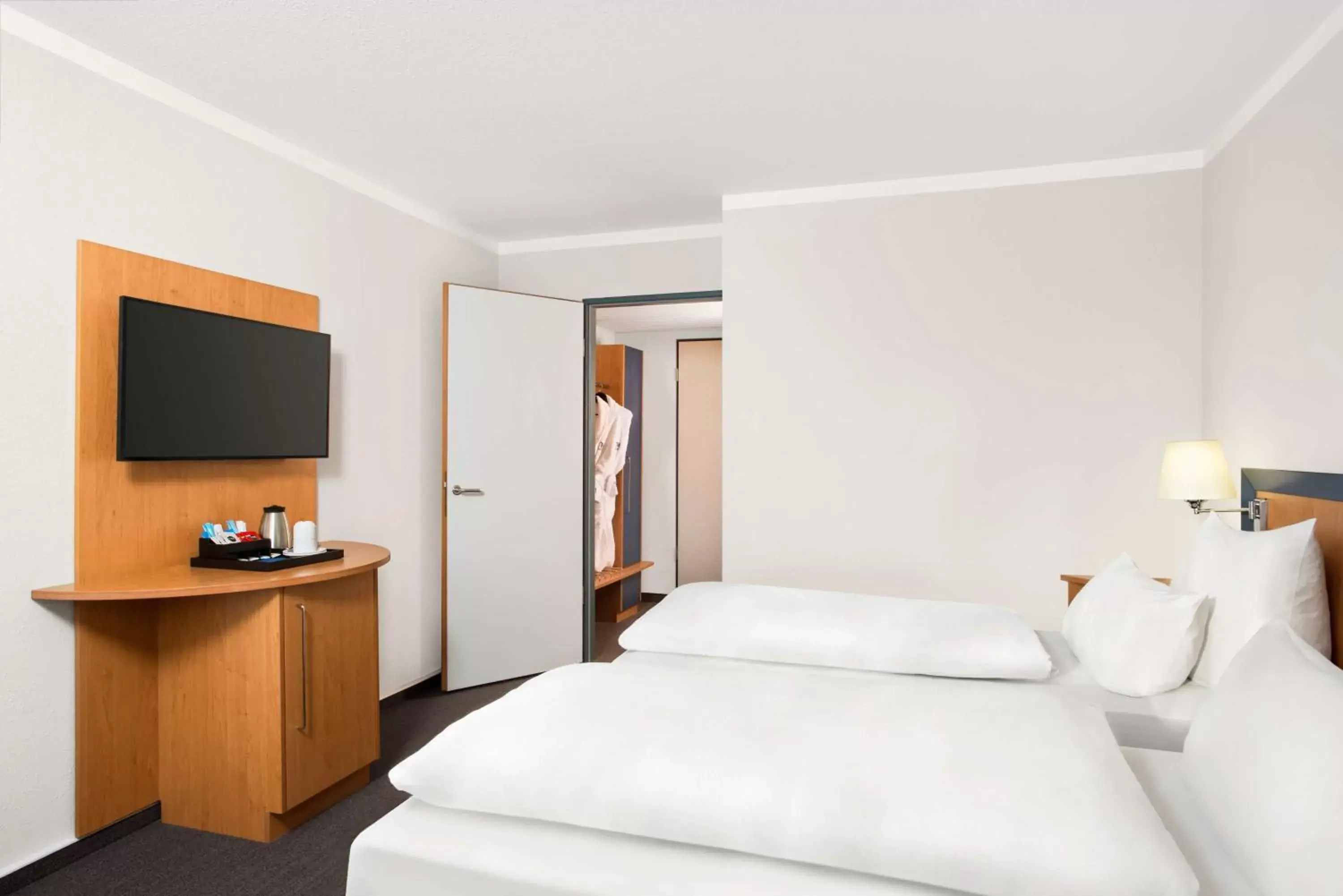 Photo of the whole room, Bed in NH Frankfurt Airport West