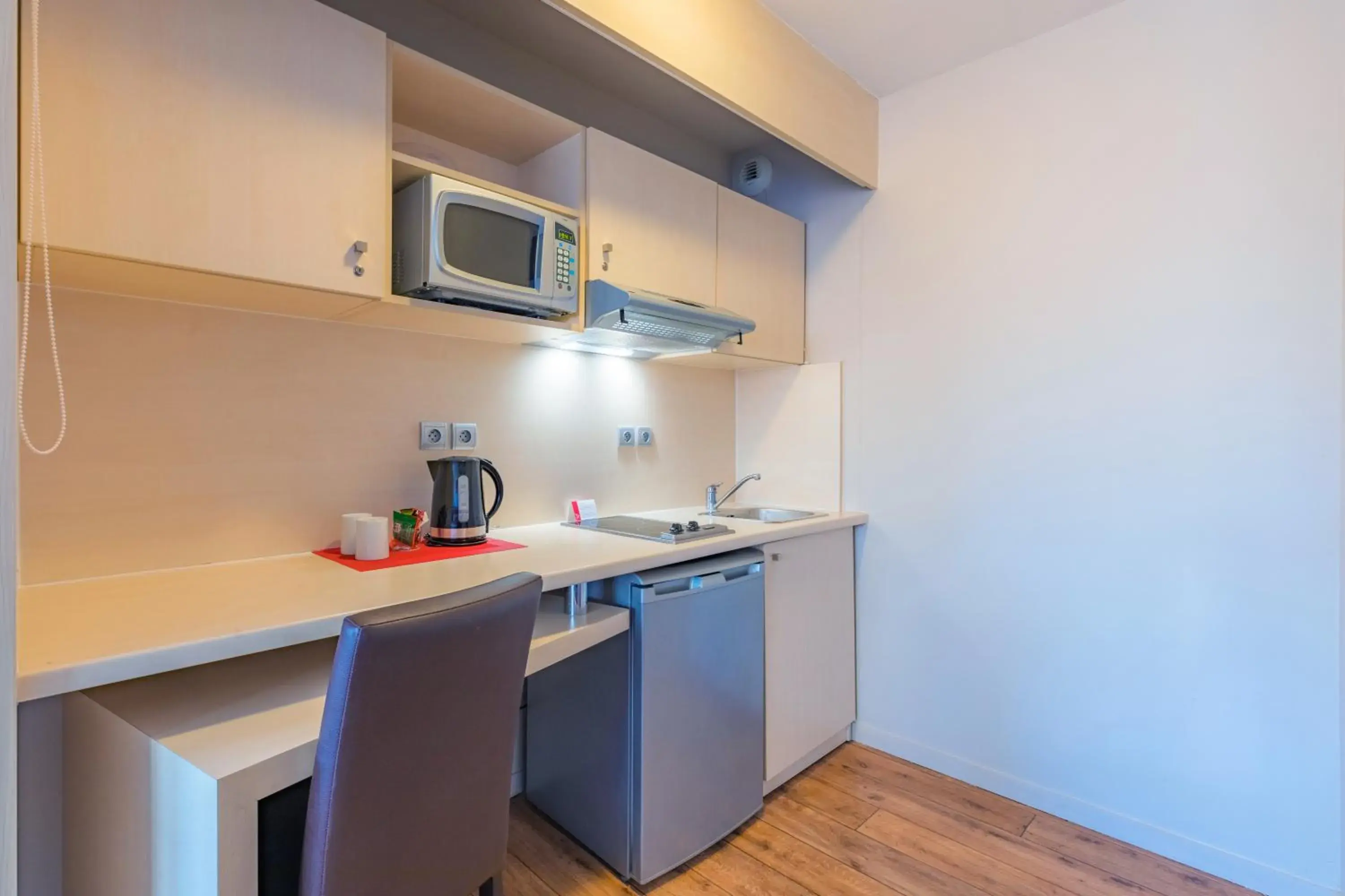 Kitchen or kitchenette, Kitchen/Kitchenette in Appart'City Confort Montpellier Ovalie I (Ex Park&Suites)