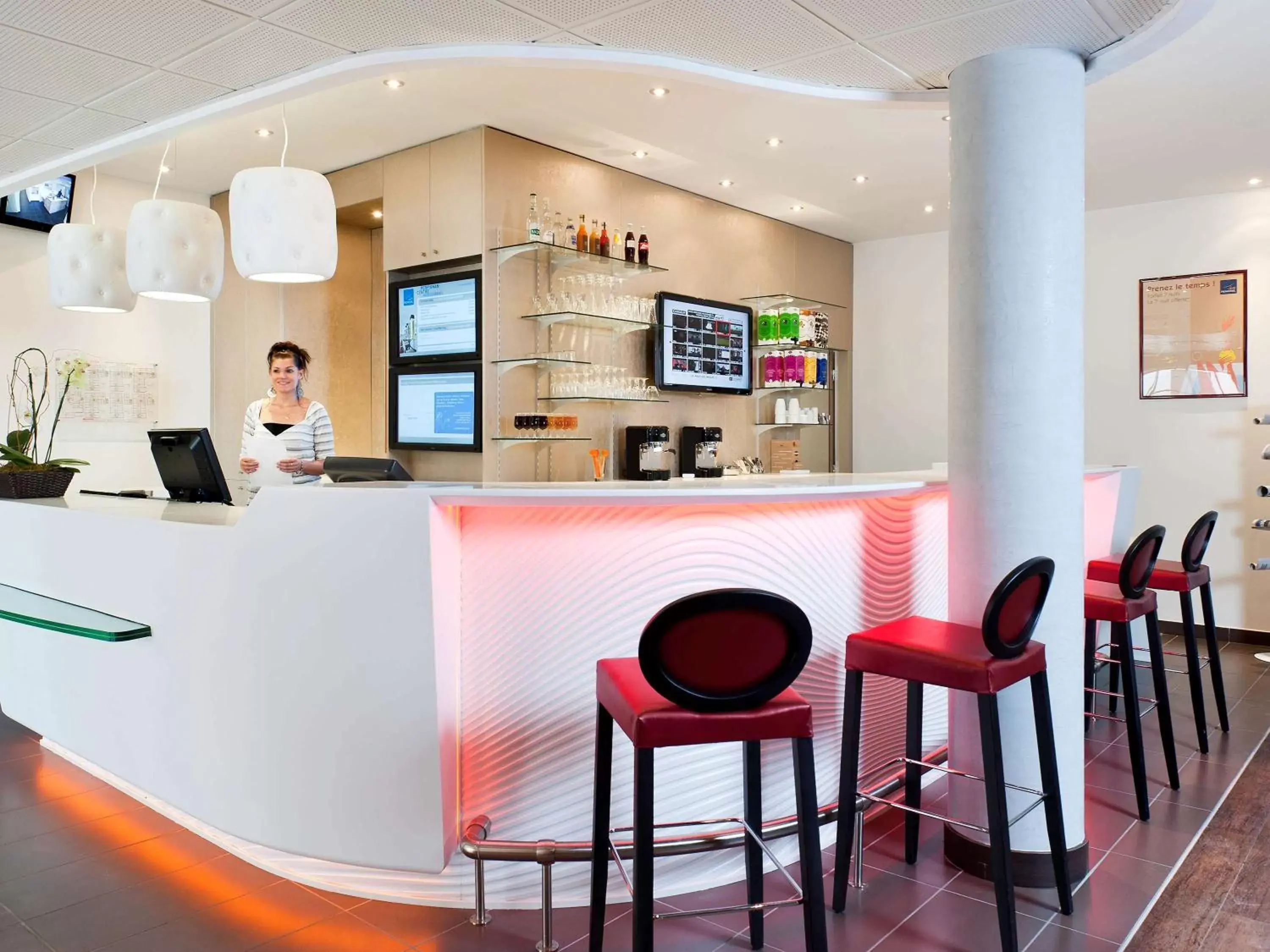 Lounge or bar in Novotel Suites Perpignan Centre