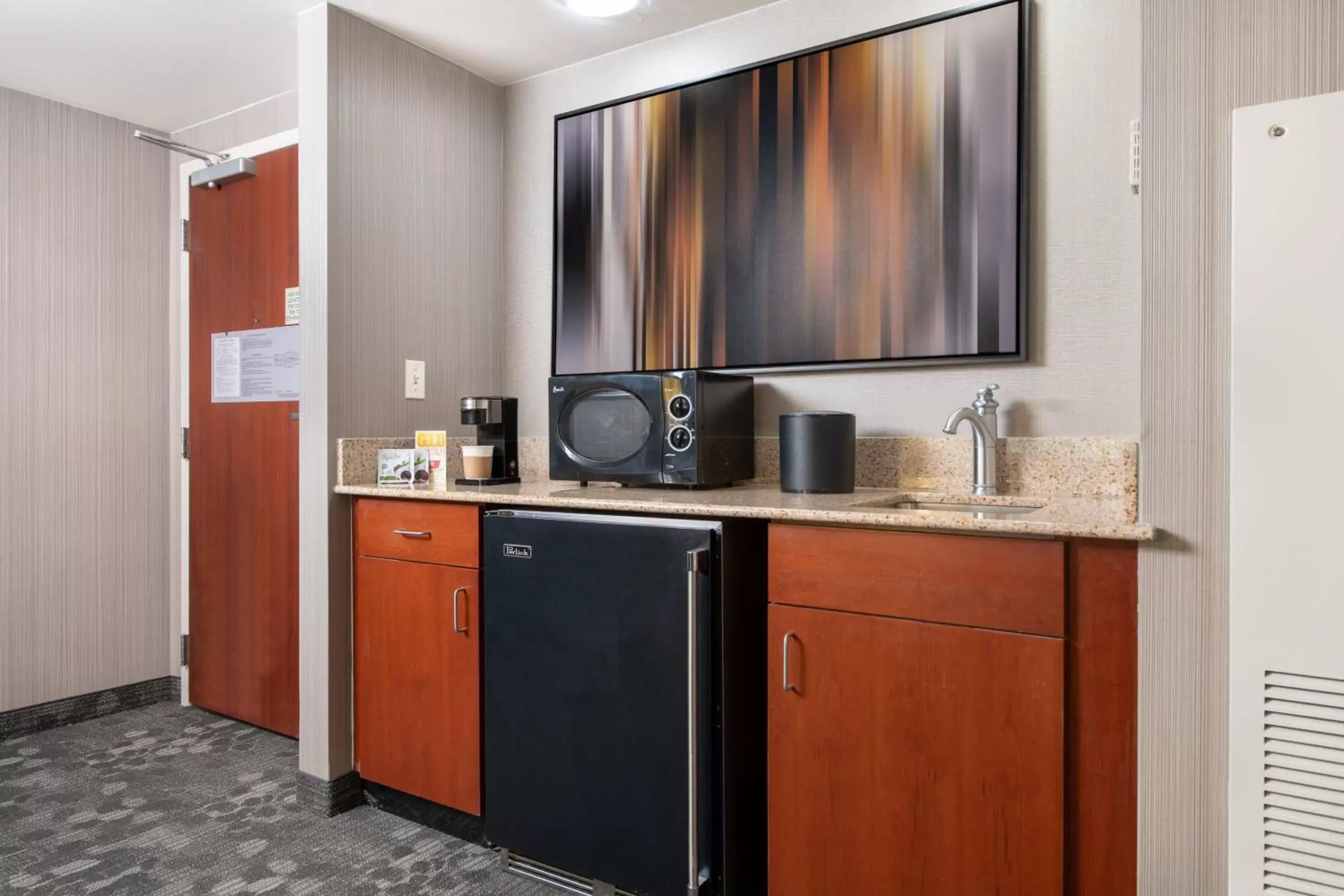 Photo of the whole room, Kitchen/Kitchenette in Courtyard by Marriott Newark-University of Delaware