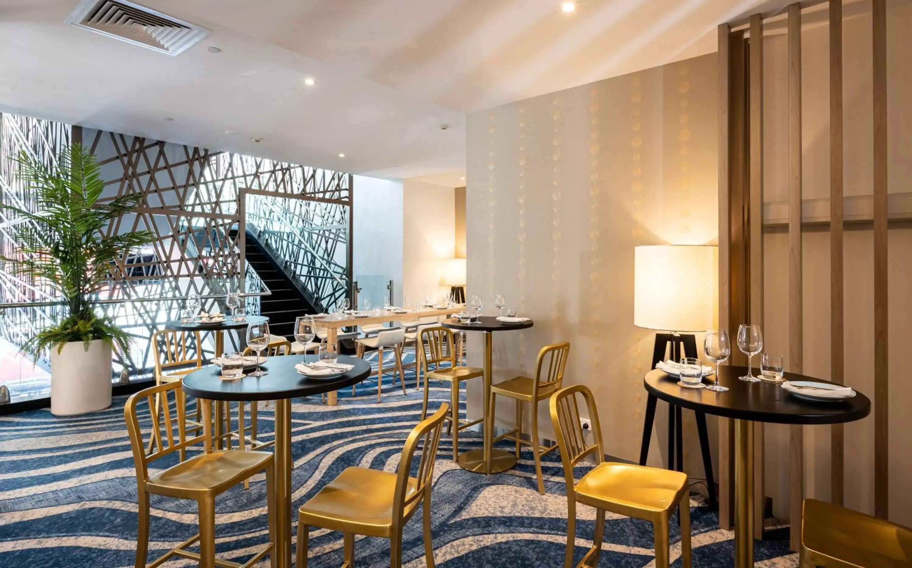 Lounge or bar, Restaurant/Places to Eat in Hilton Surfers Paradise Hotel & Residences