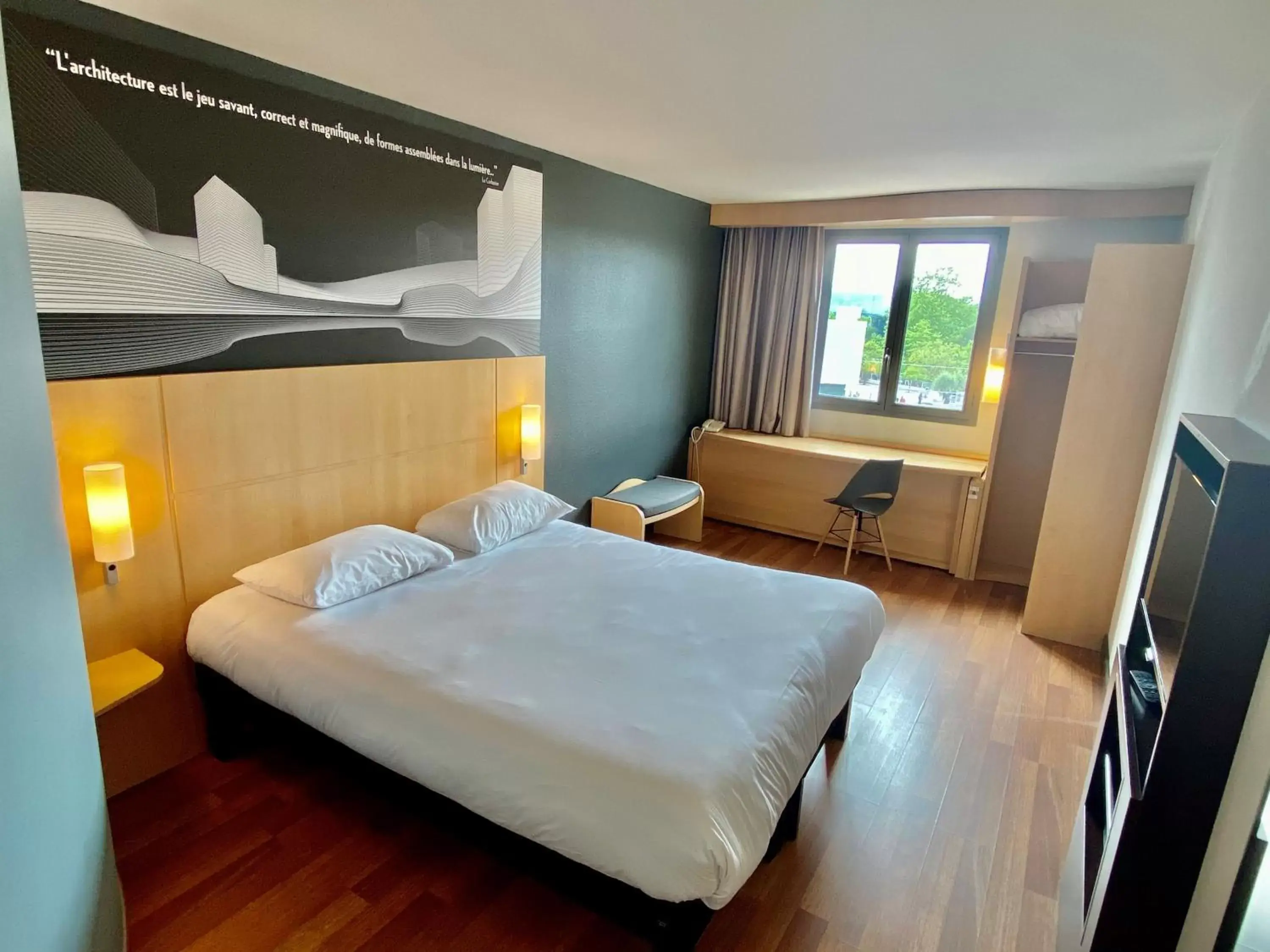 Photo of the whole room, Bed in IBIS Cannes Mouans Sartoux Piscine parking gratuit