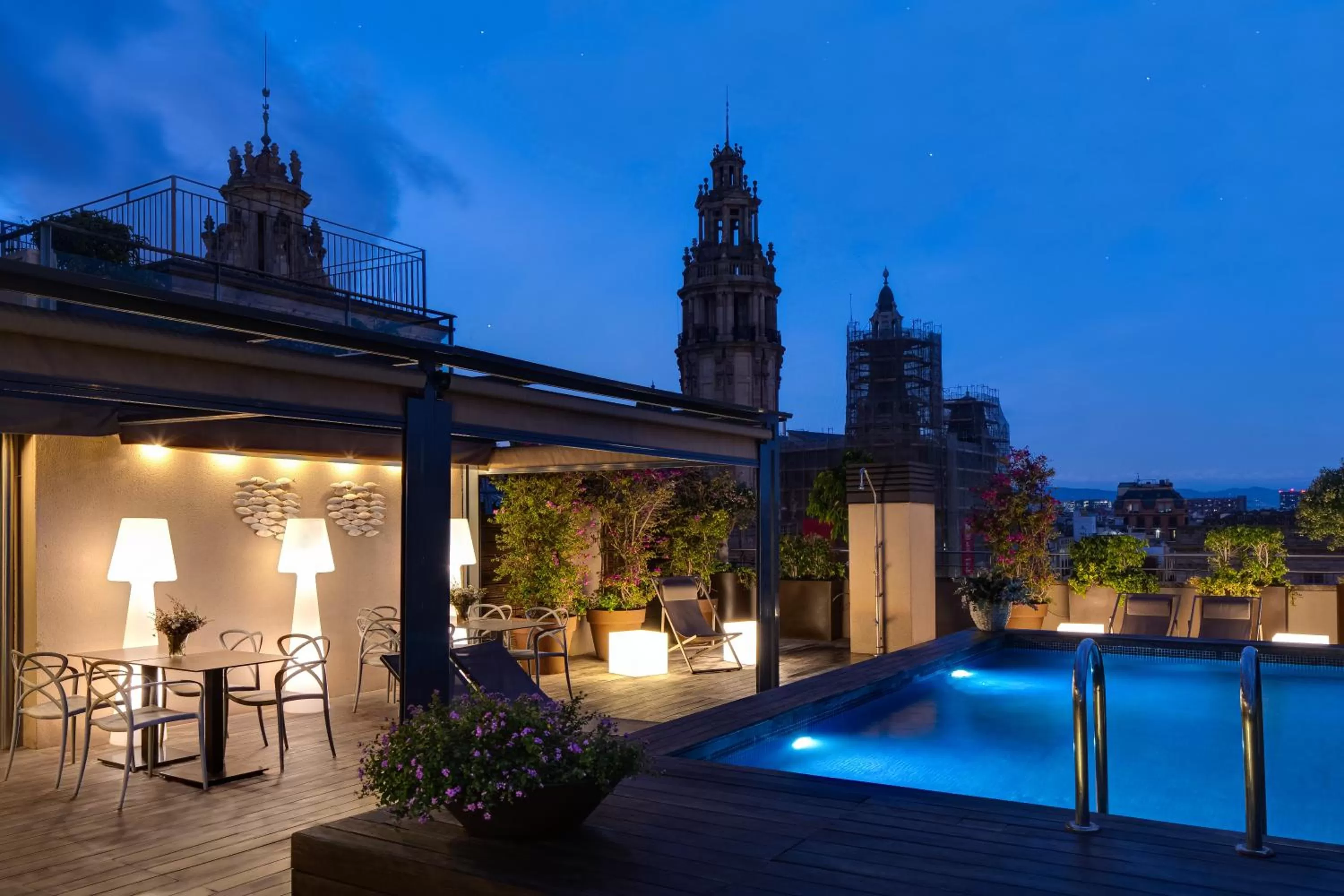 Swimming pool in Duquesa Suites Landmark Hotel by Grup Duquessa