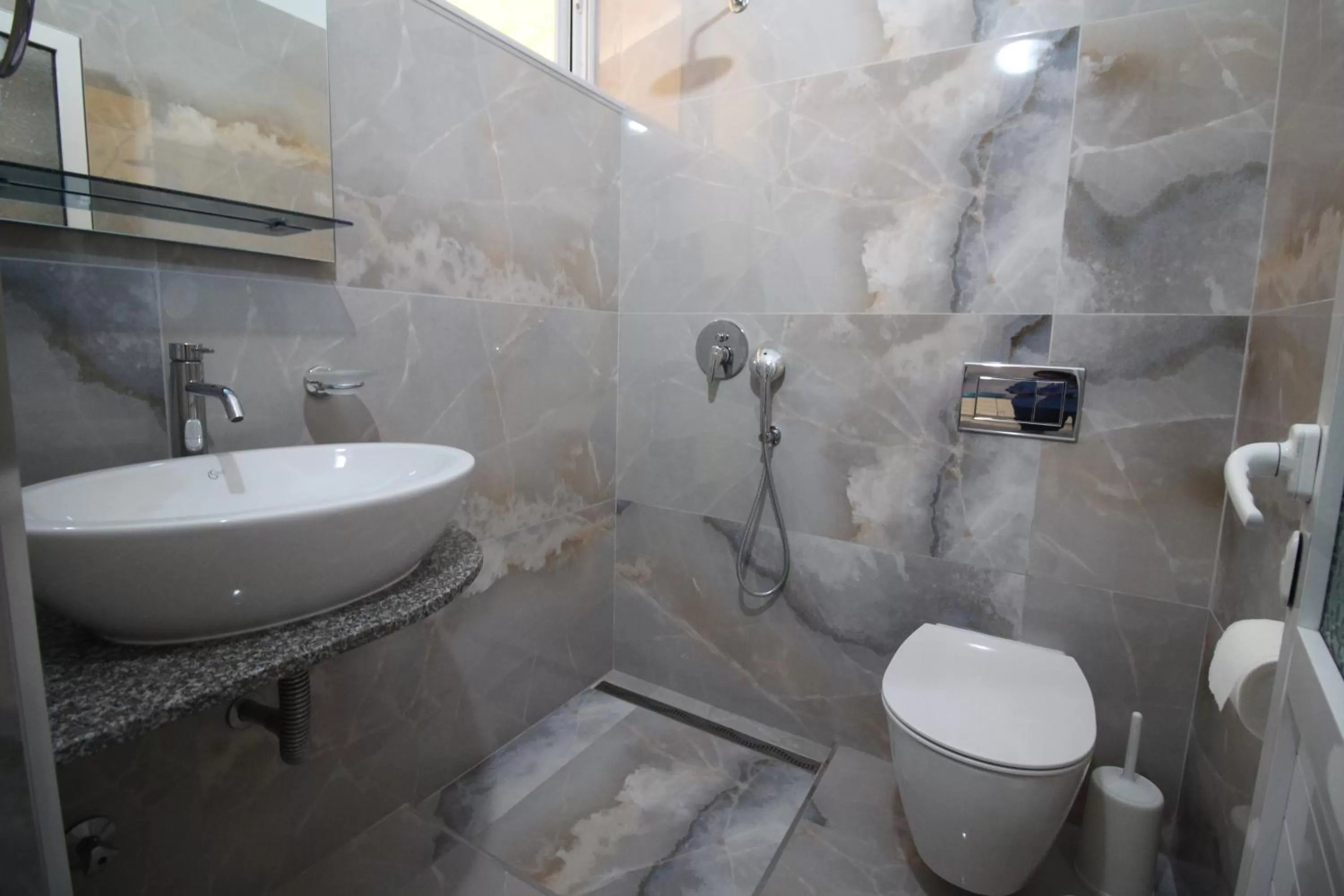 Shower in Murati Suites Sarandë