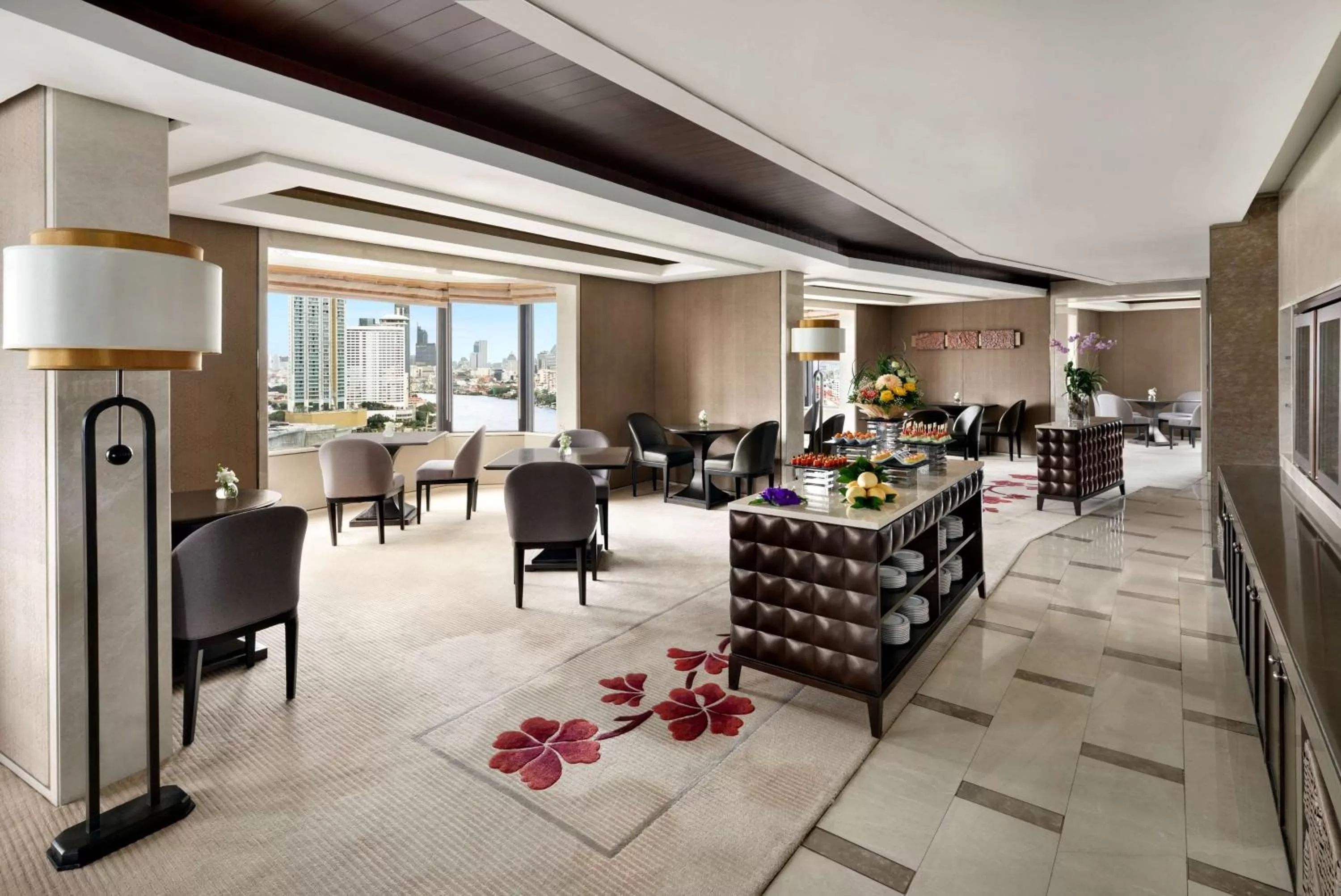 Lounge or bar in Shangri-La Bangkok
