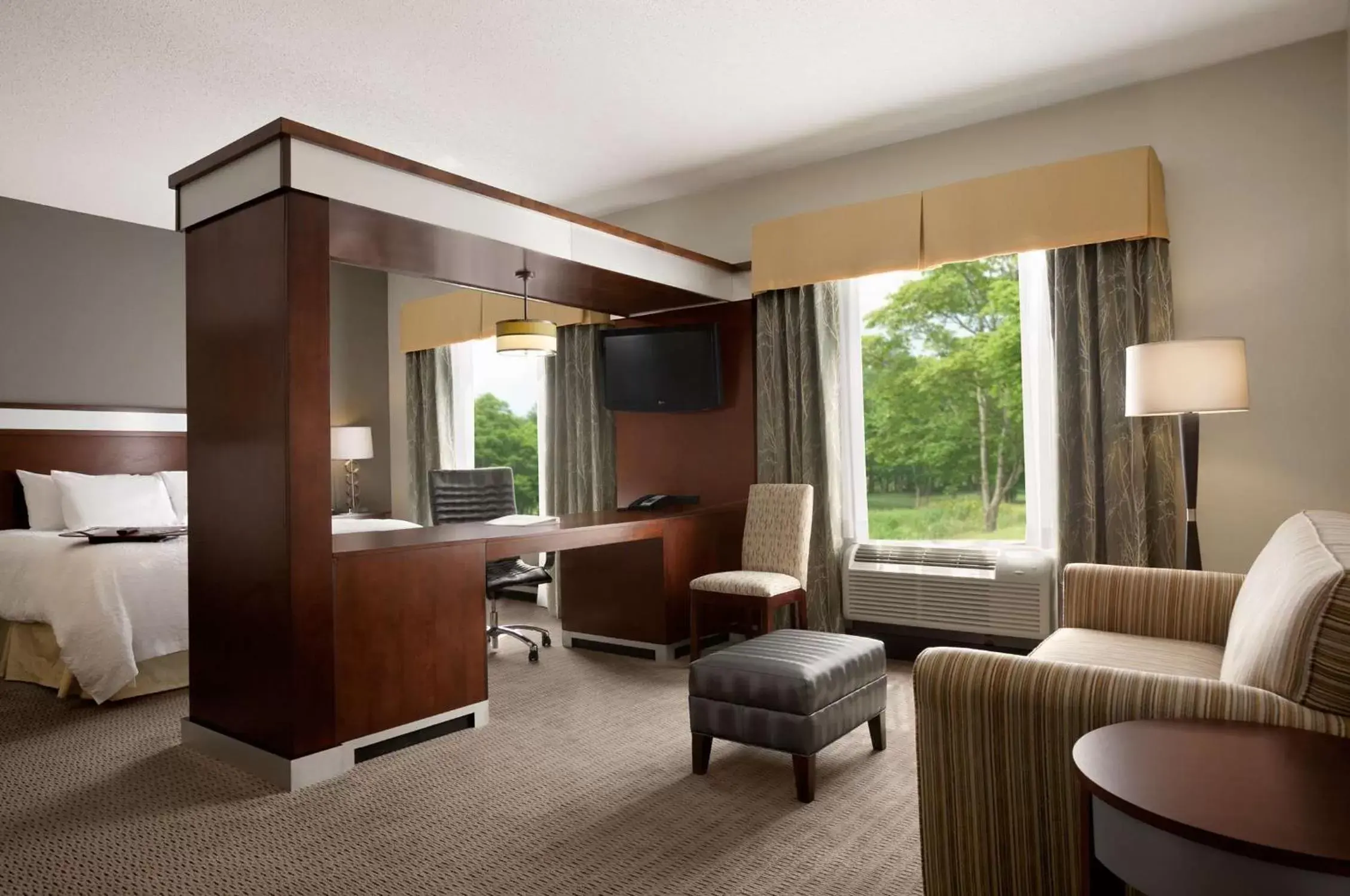 Bed, Seating Area in Hampton Inn & Suites - Mansfield