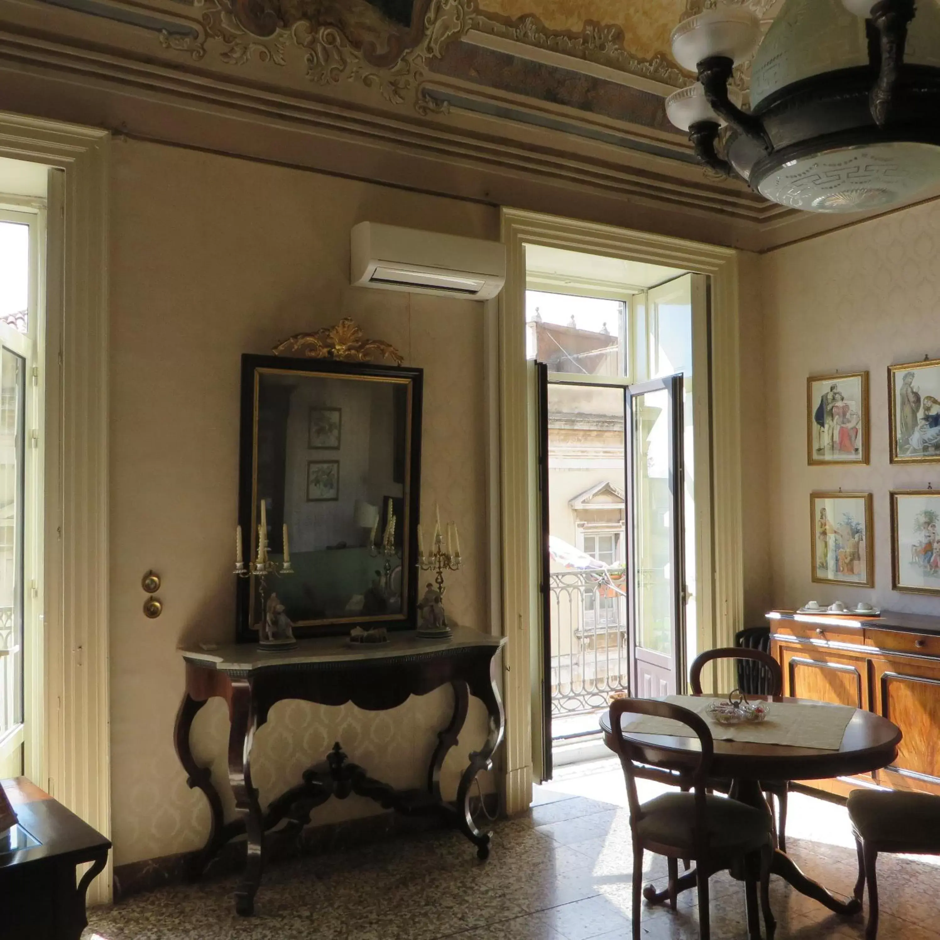 Communal lounge/ TV room, Seating Area in B&B al Teatro Massimo