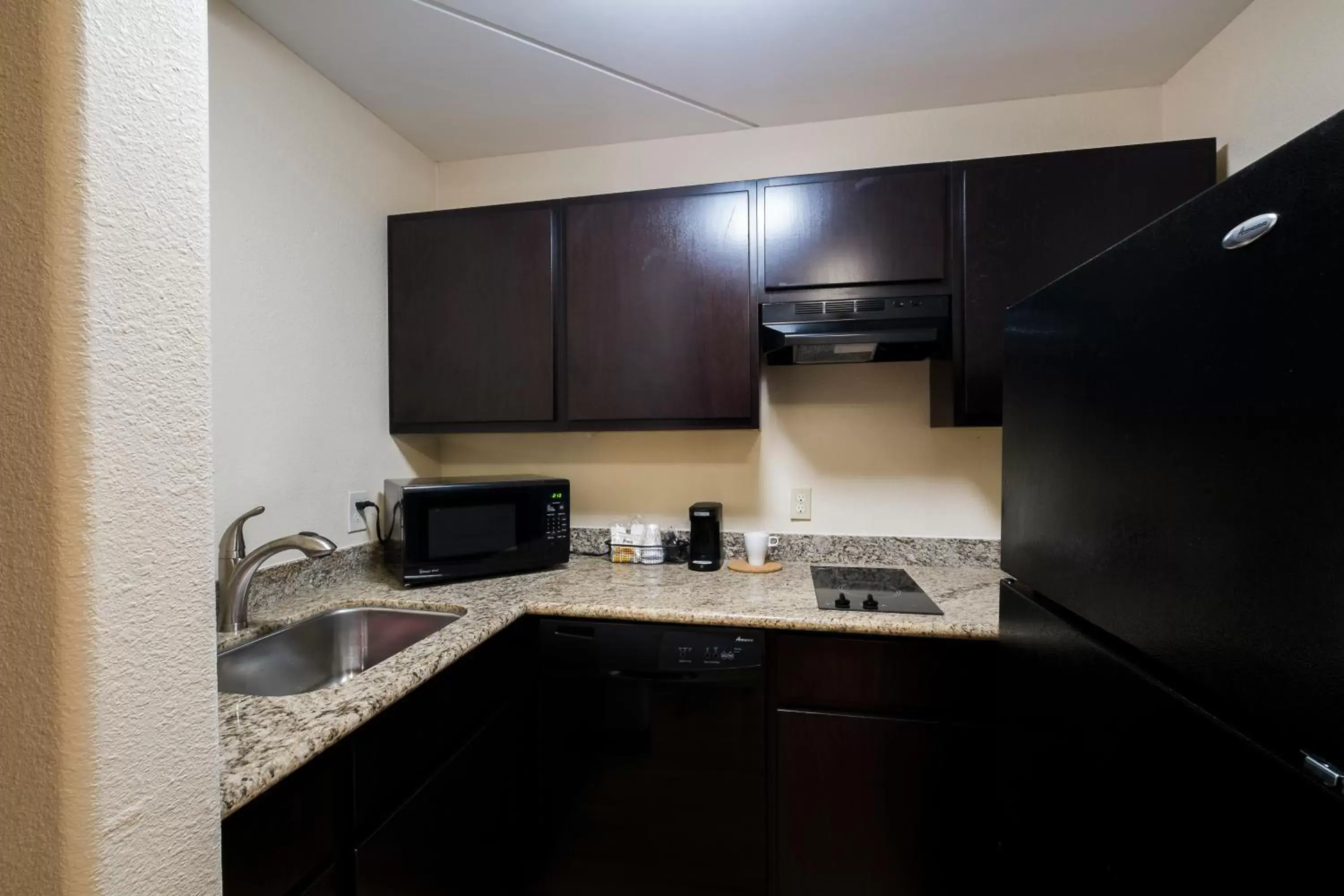 Photo of the whole room, Kitchen/Kitchenette in Red Roof Inn PLUS+ Houston - Energy Corridor