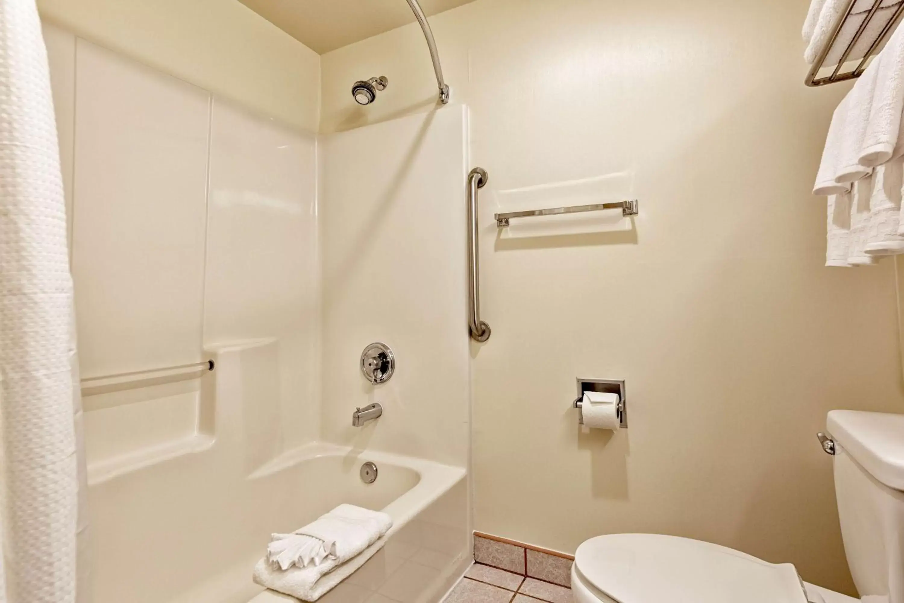 Bathroom in SureStay Plus Hotel by Best Western SeaTac Airport