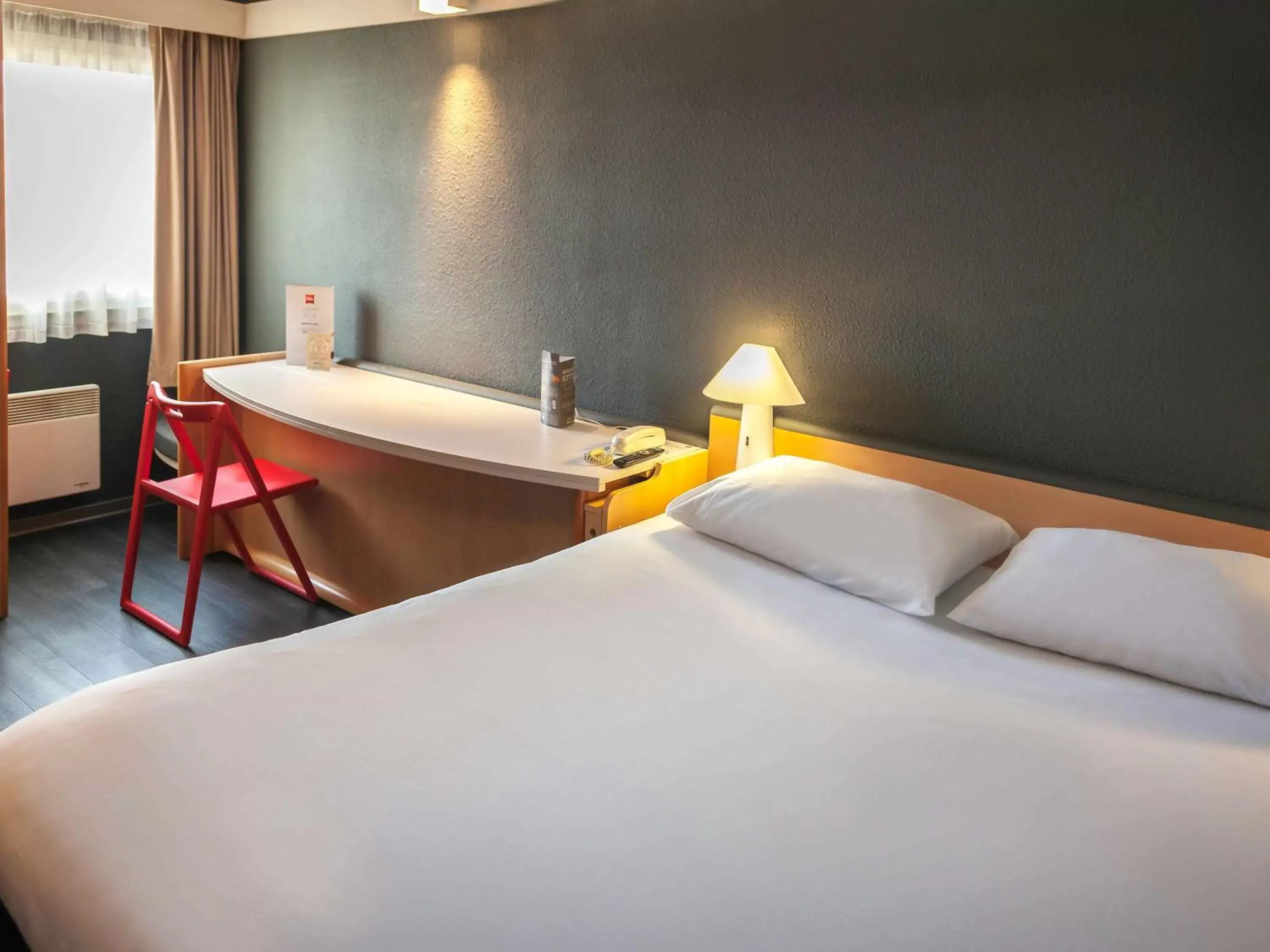 Photo of the whole room, Bed in ibis Lorient Centre Gare