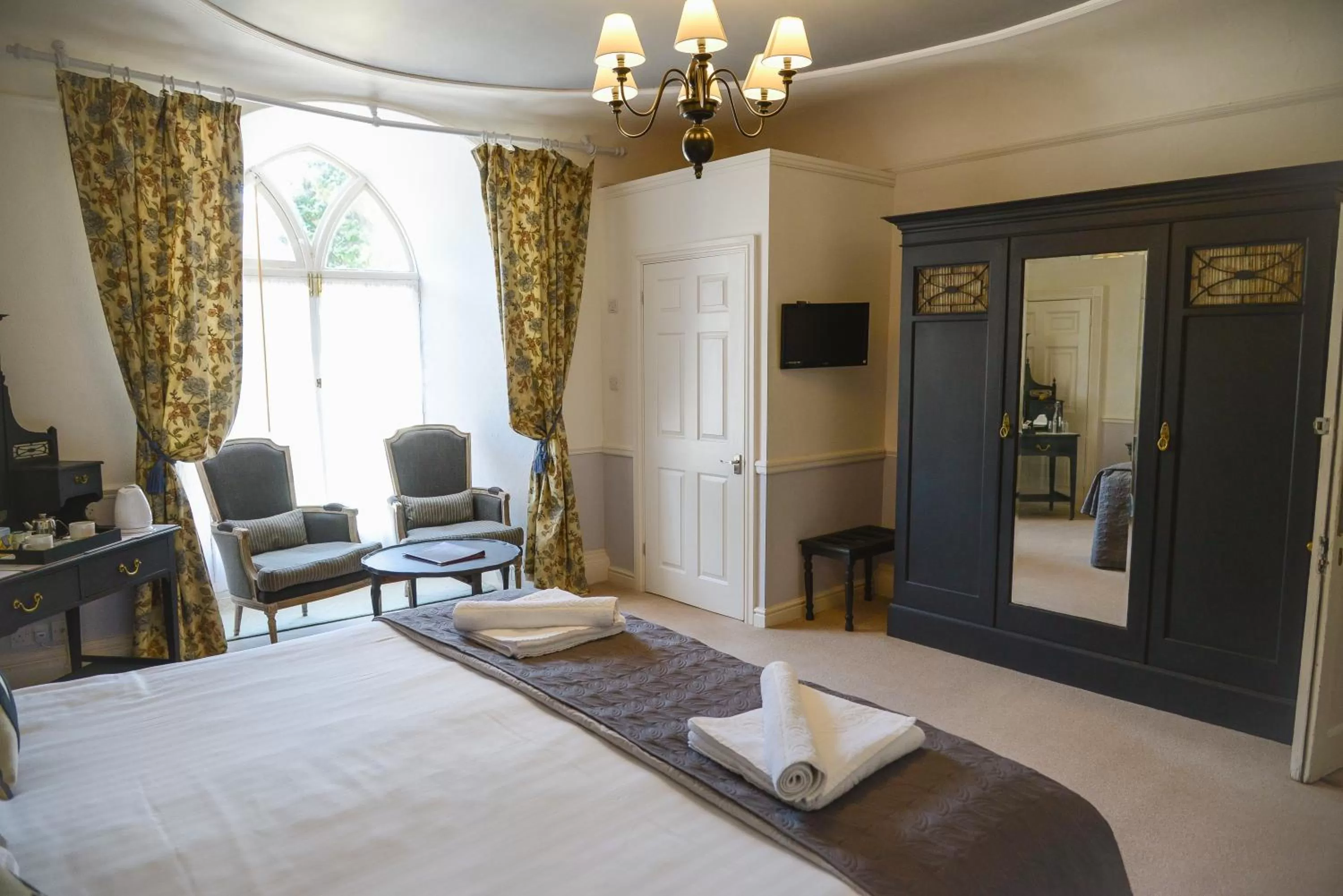 Bed, Seating Area in The Woodlands Hotel