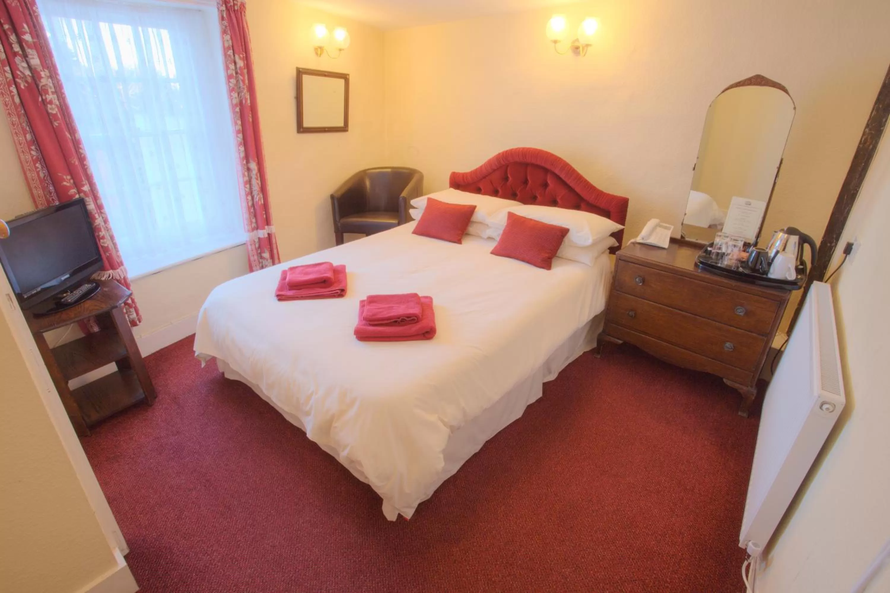 Photo of the whole room, Bed in Kings Arms Hotel