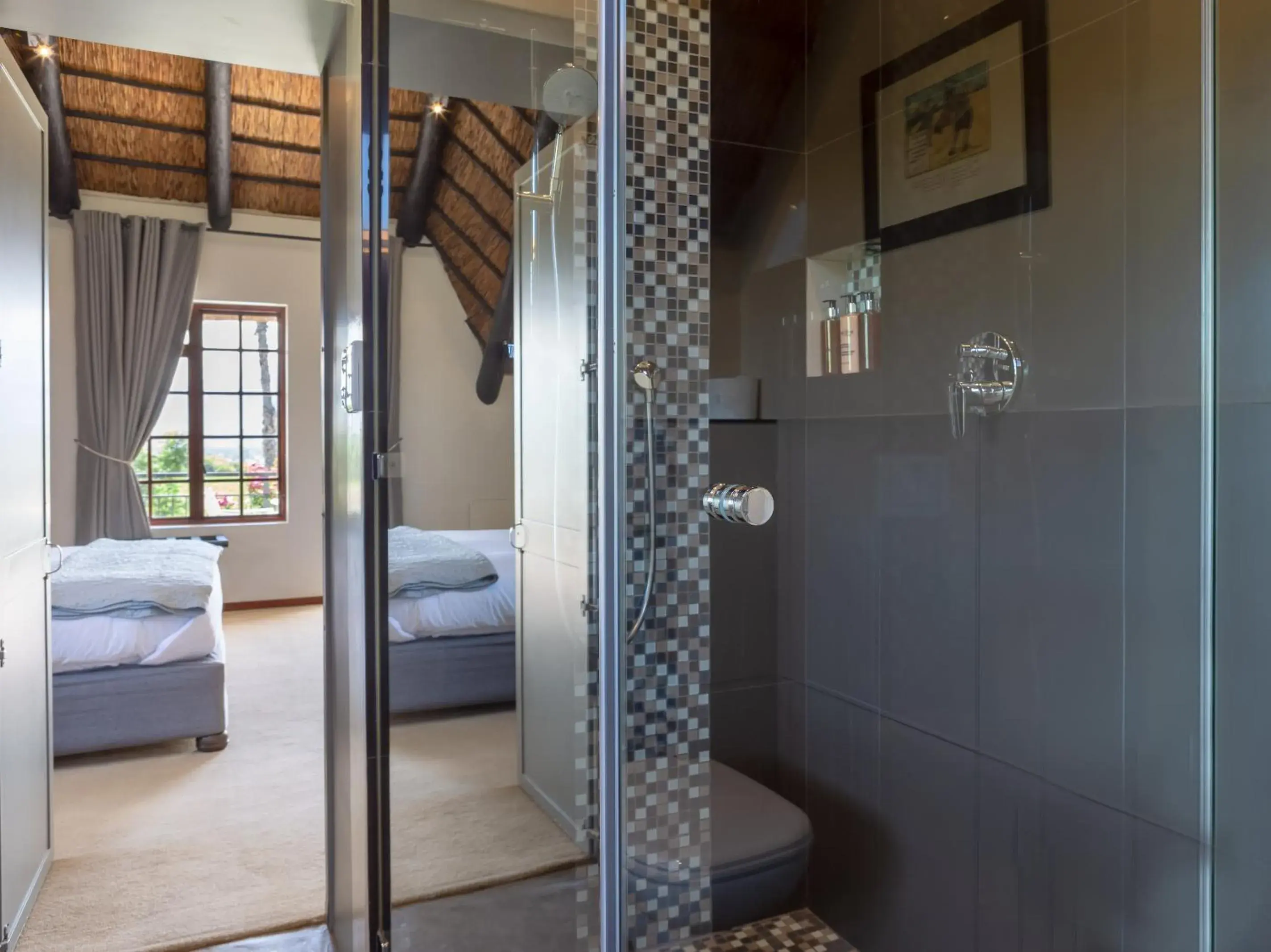 Shower, Bed in Wedgeview Country House & Spa