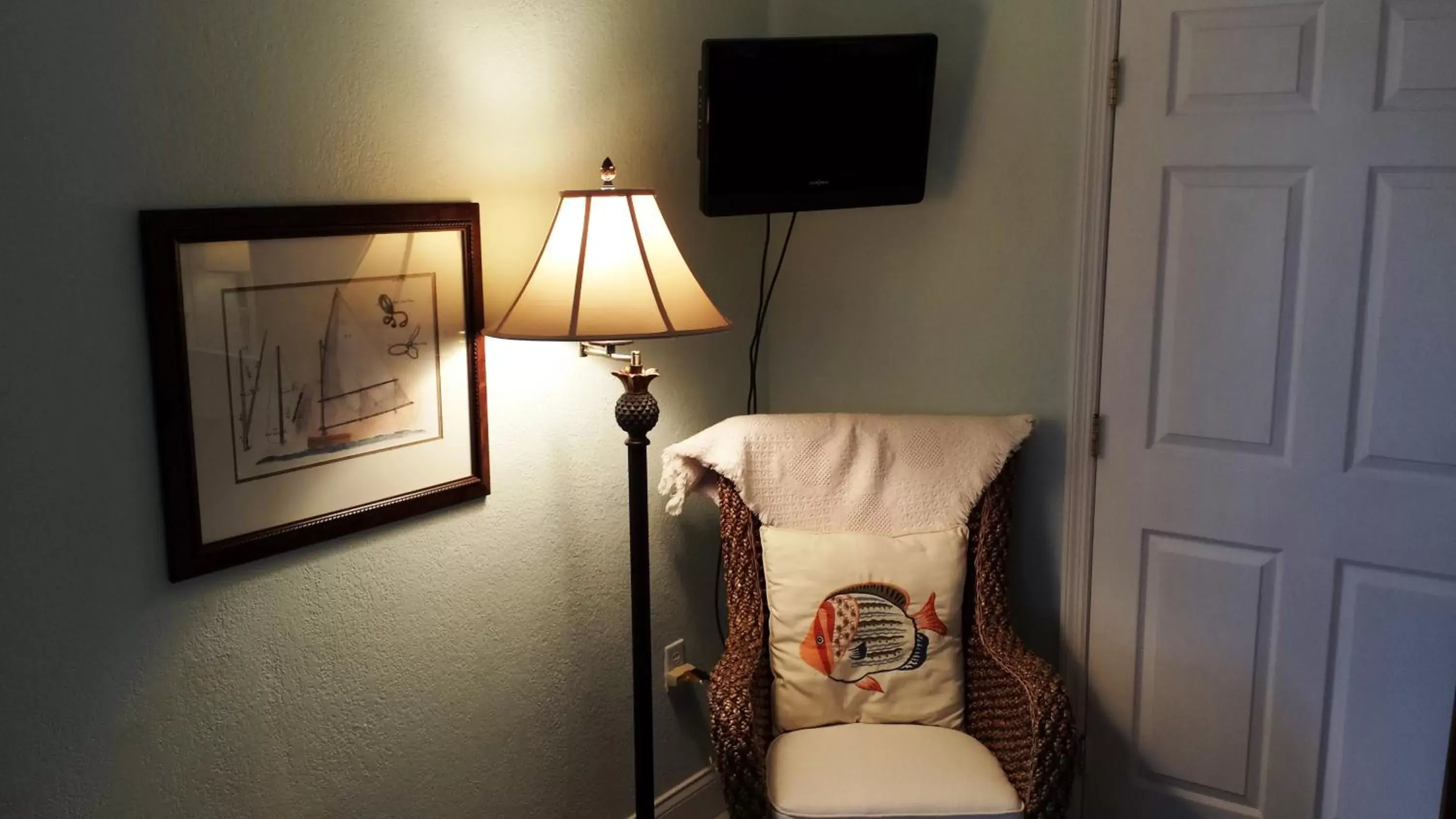 Seating area, TV/Entertainment Center in Windemere Inn by the Sea