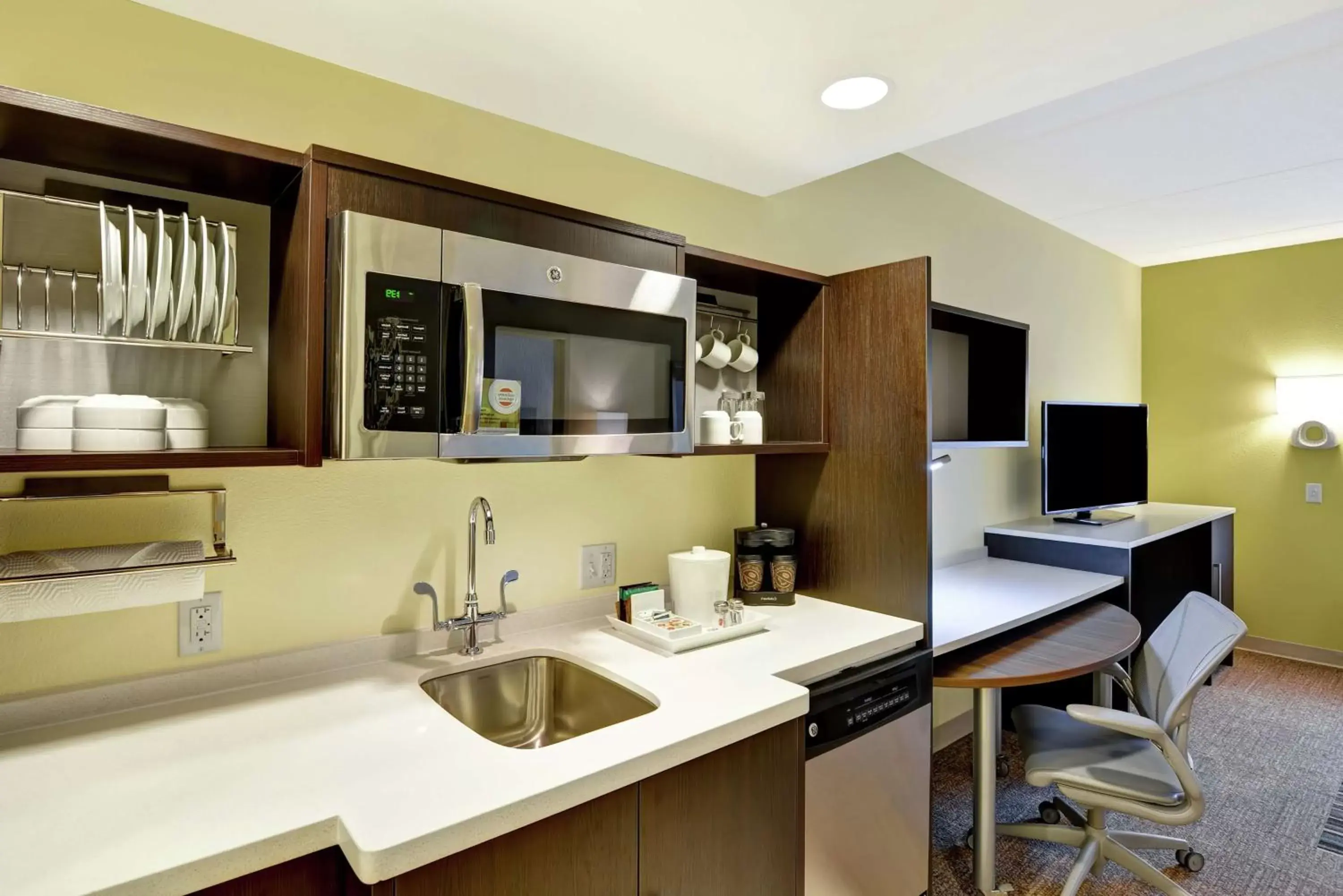 Dining area, Kitchen/Kitchenette in Home2 Suites By Hilton Dickson City Scranton