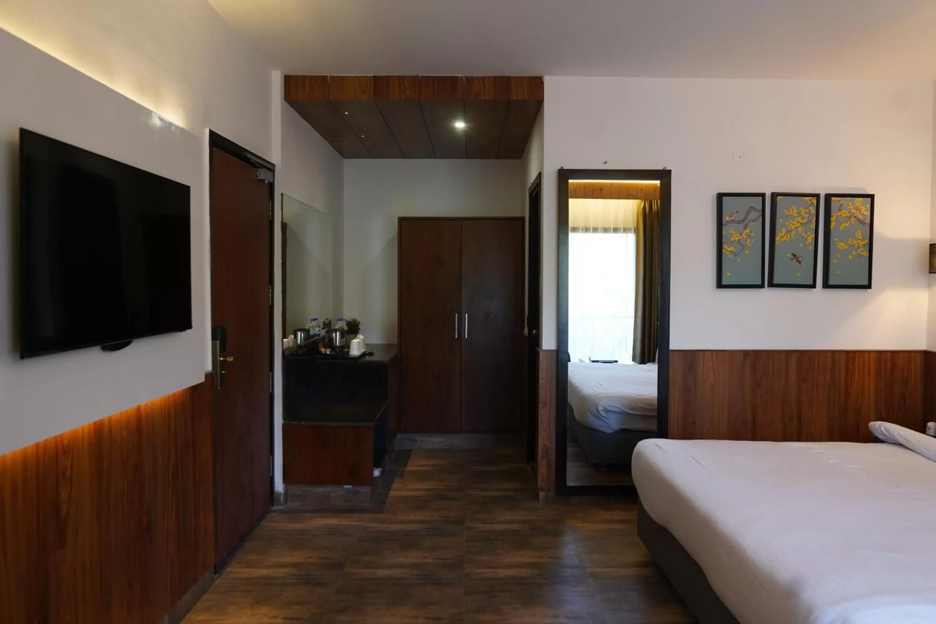 Bedroom, TV/Entertainment Center in Kasauli Hills Resort