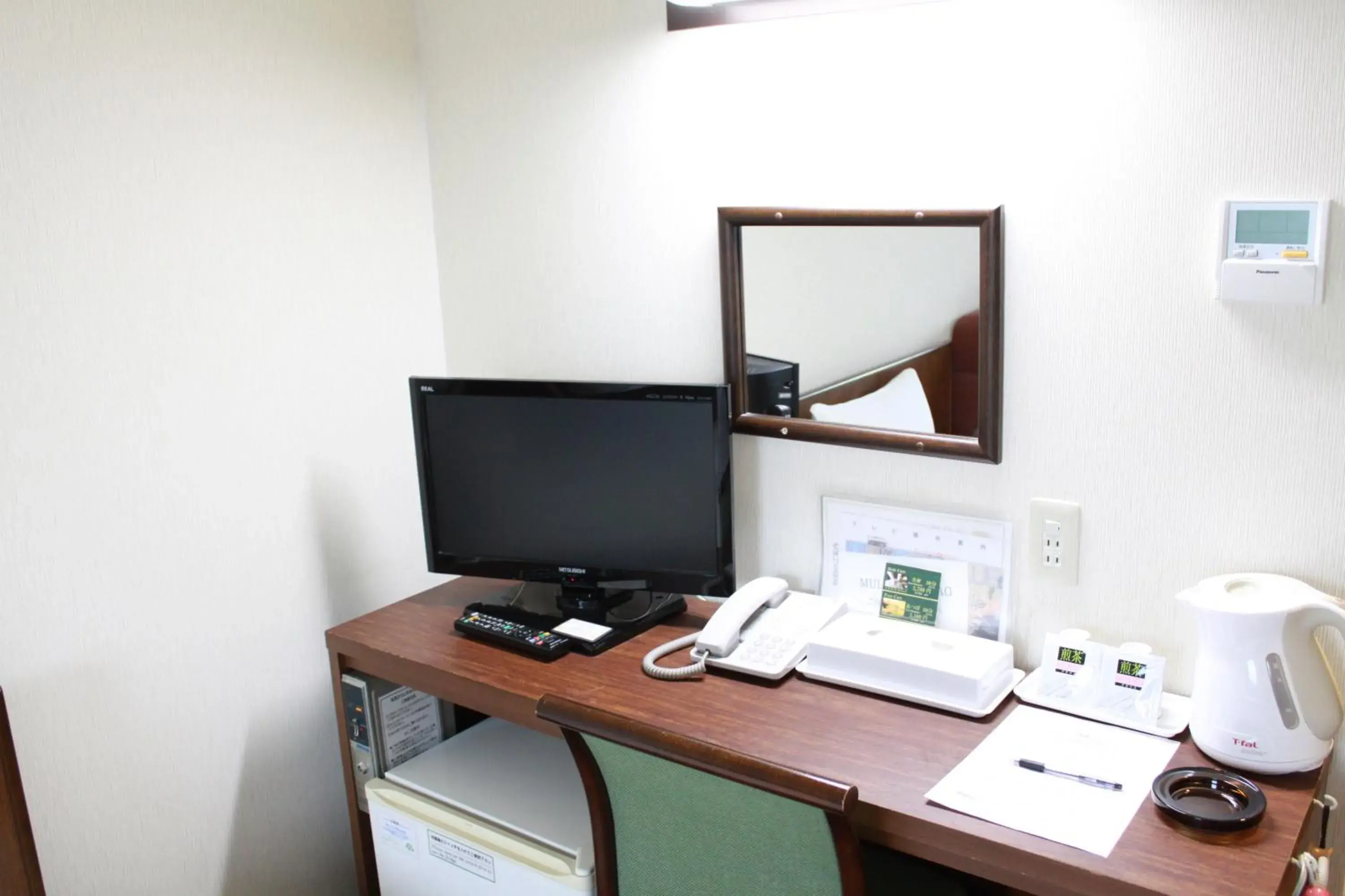 Photo of the whole room, TV/Entertainment Center in Hotel Green City