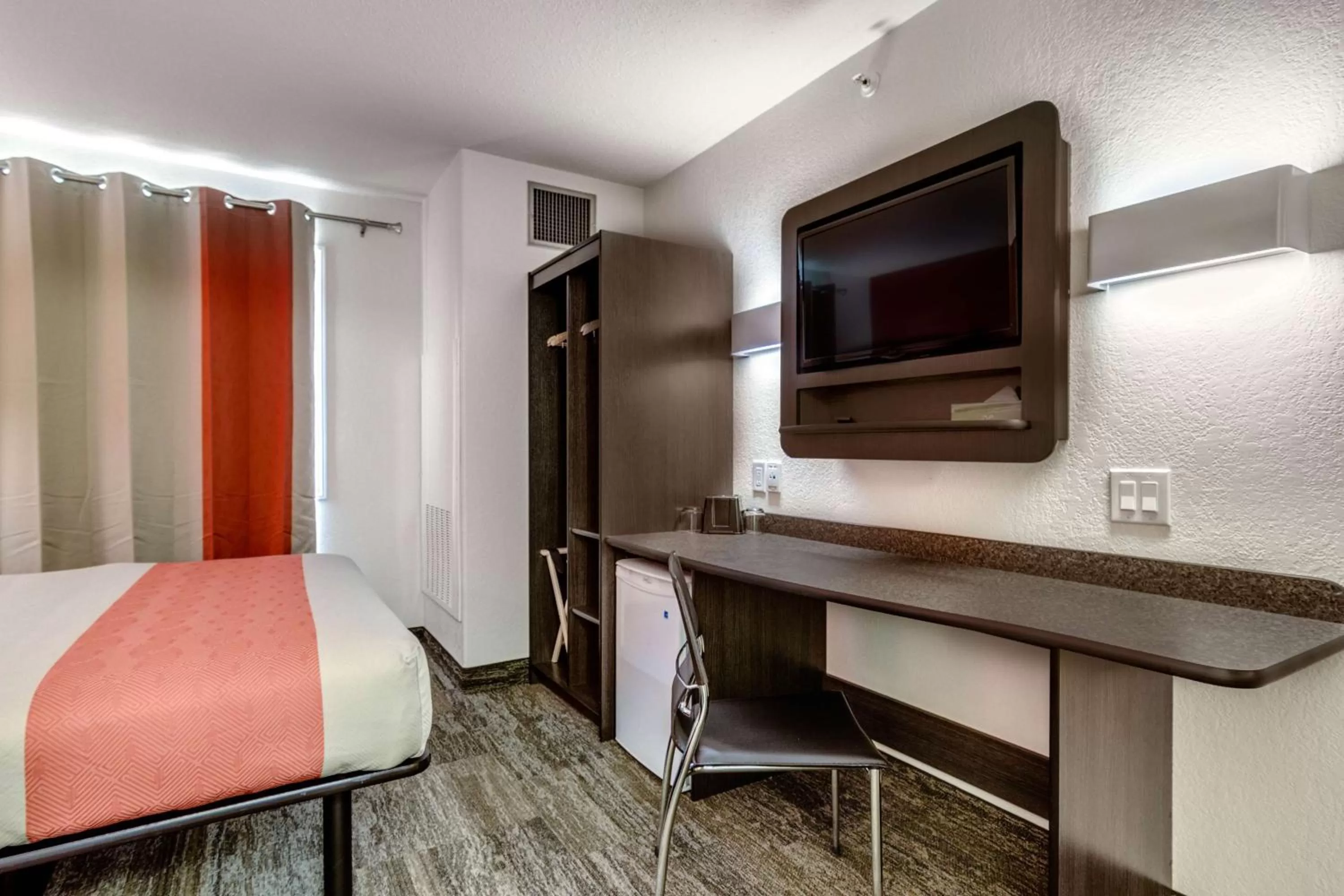 Photo of the whole room in Motel 6-Saskatoon, SK