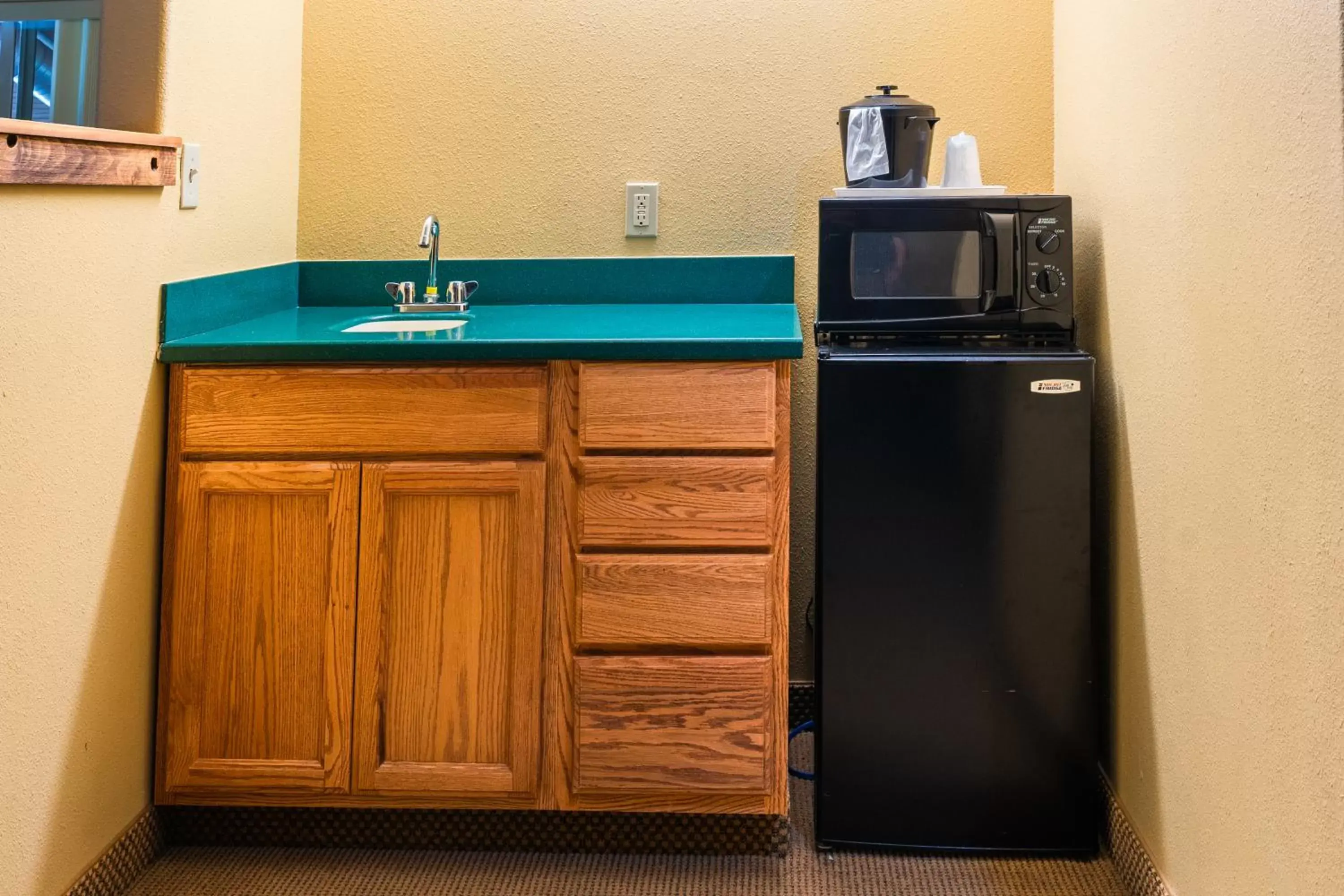 minibar, Kitchen/Kitchenette in Pinedale Hotel & Suites