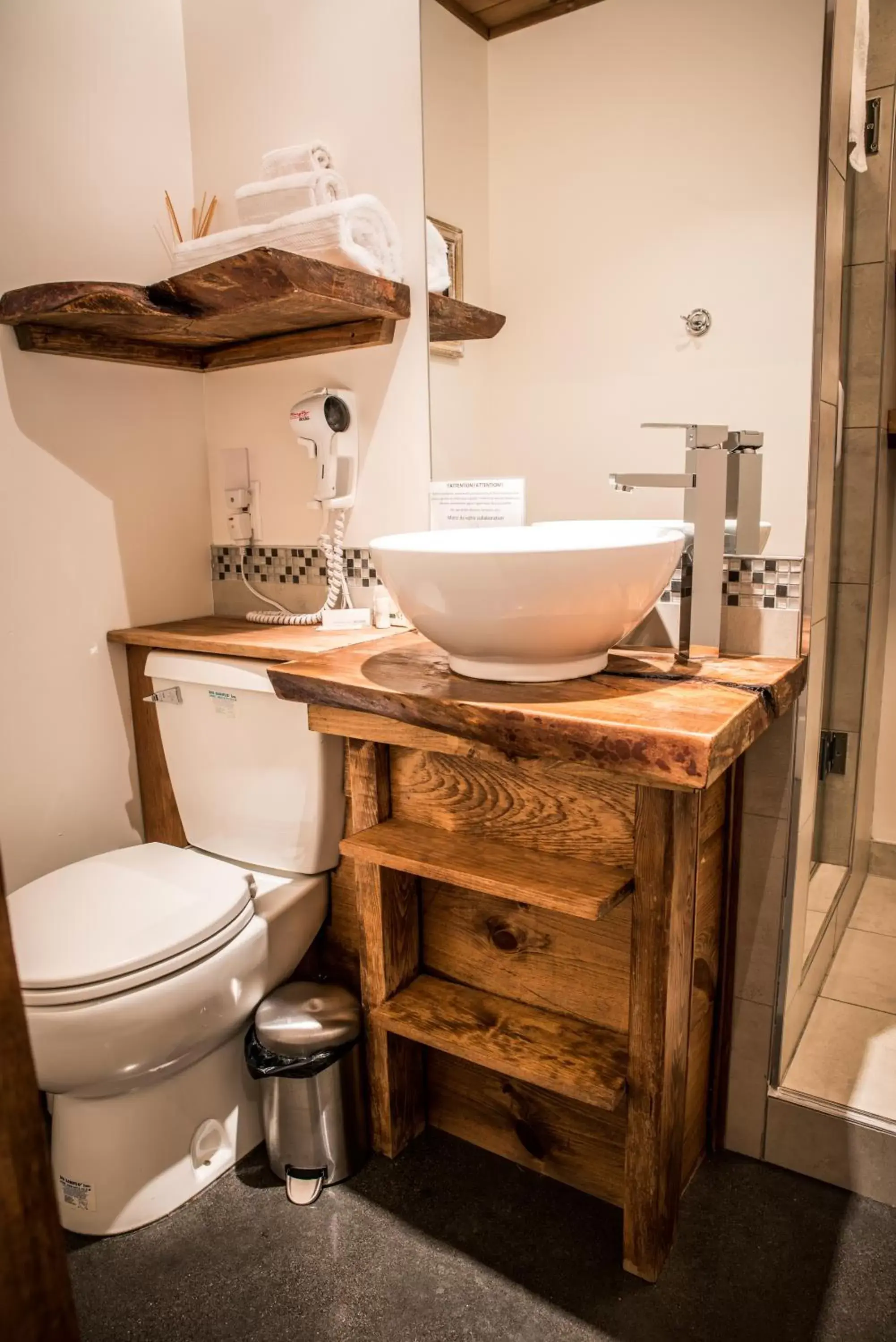 Shower, Bathroom in Gîte du Haut des Arbres