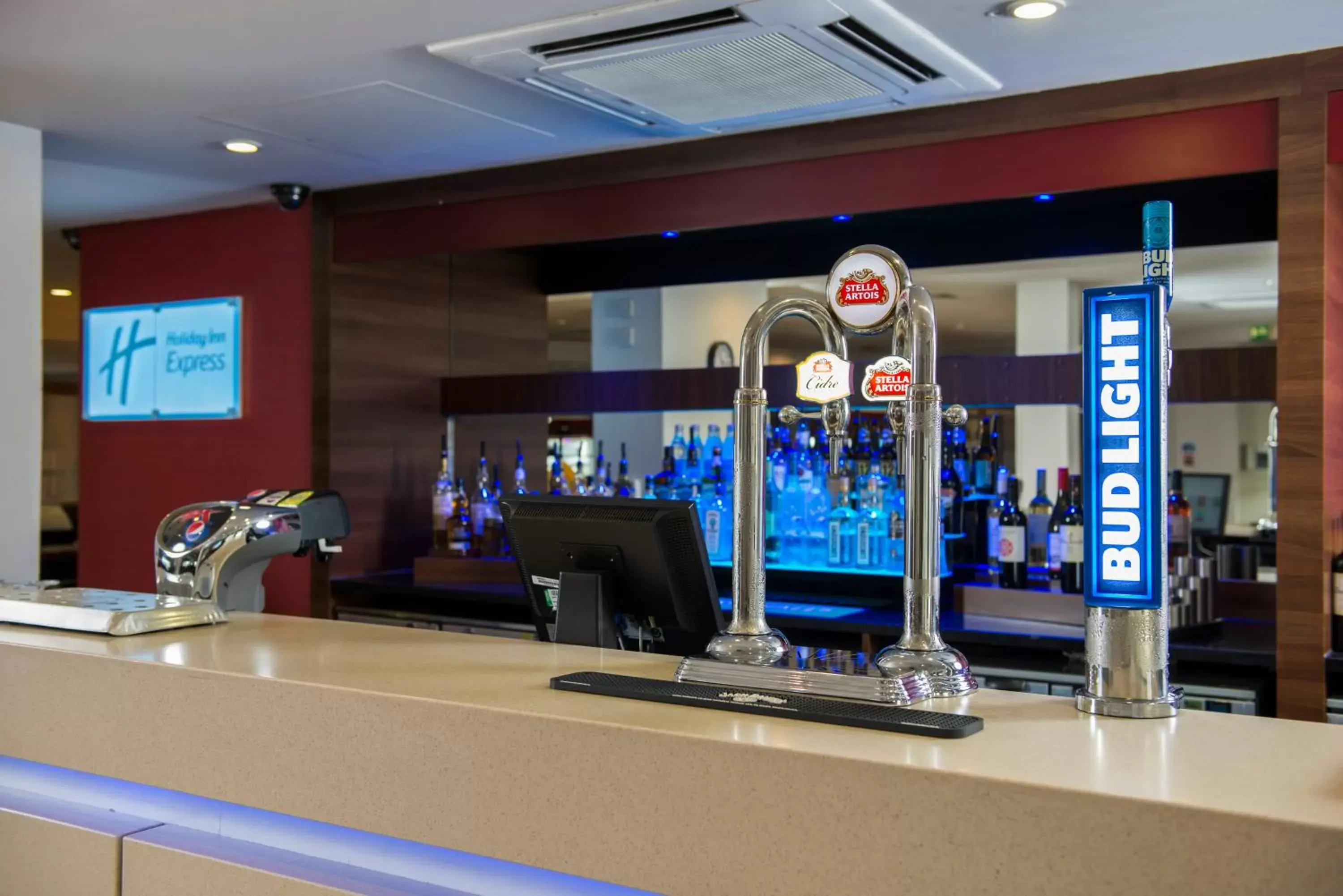 Lounge or bar in Holiday Inn Express East Midlands Airport, an IHG Hotel