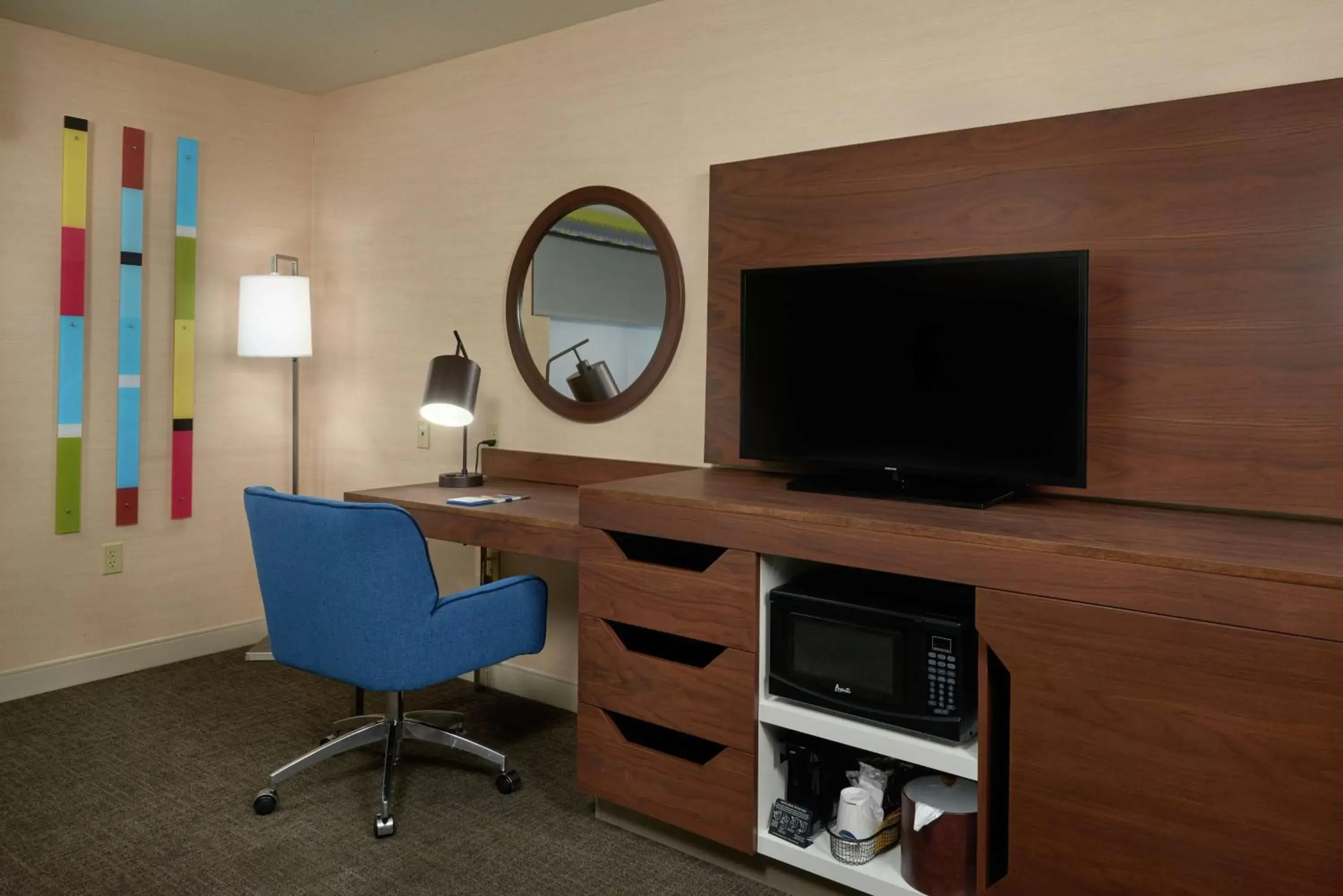 Bedroom, TV/Entertainment Center in Hampton Inn & Suites Phoenix-Surprise