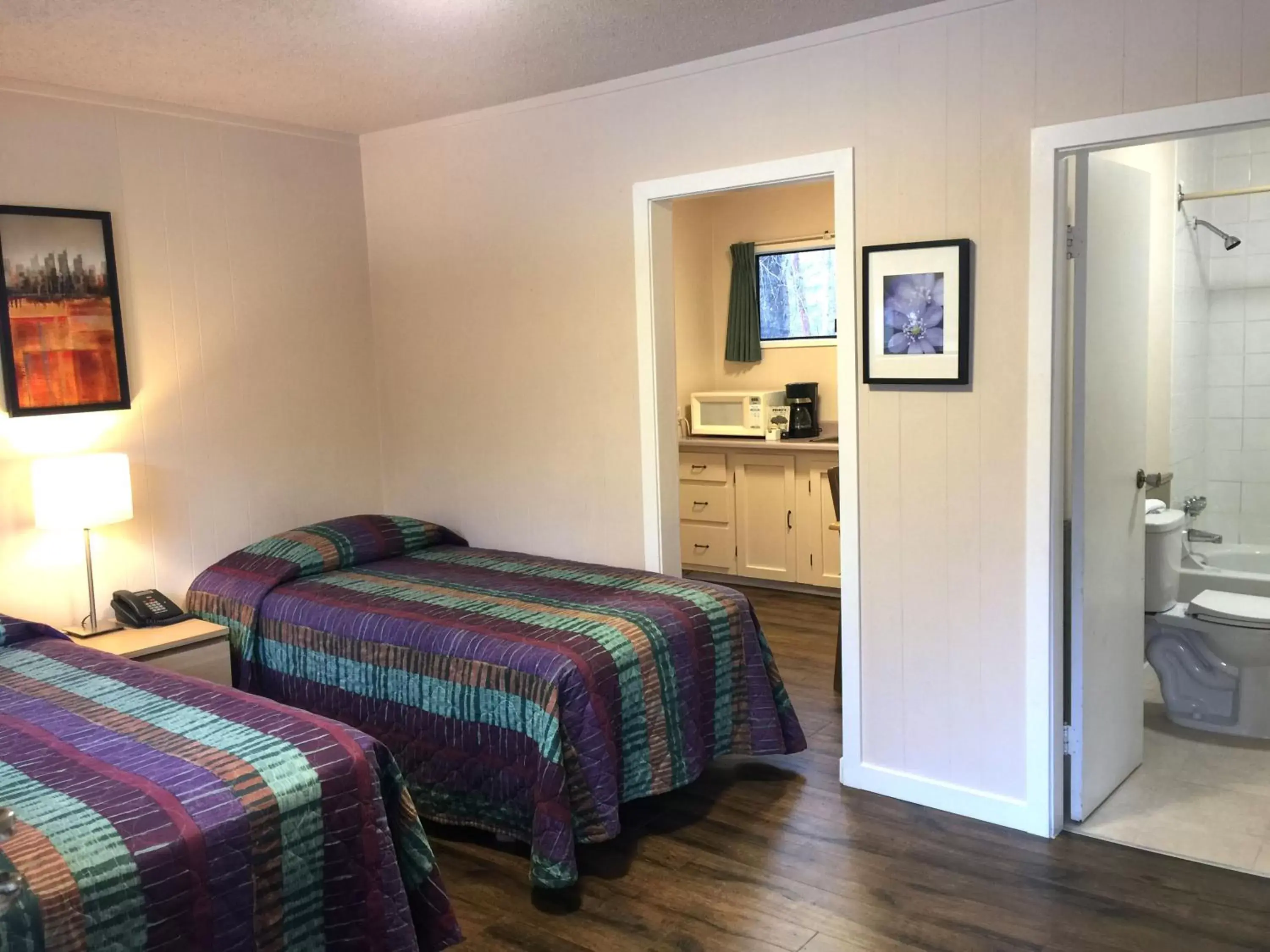 Bedroom, Bed in The Hitching Post Motel