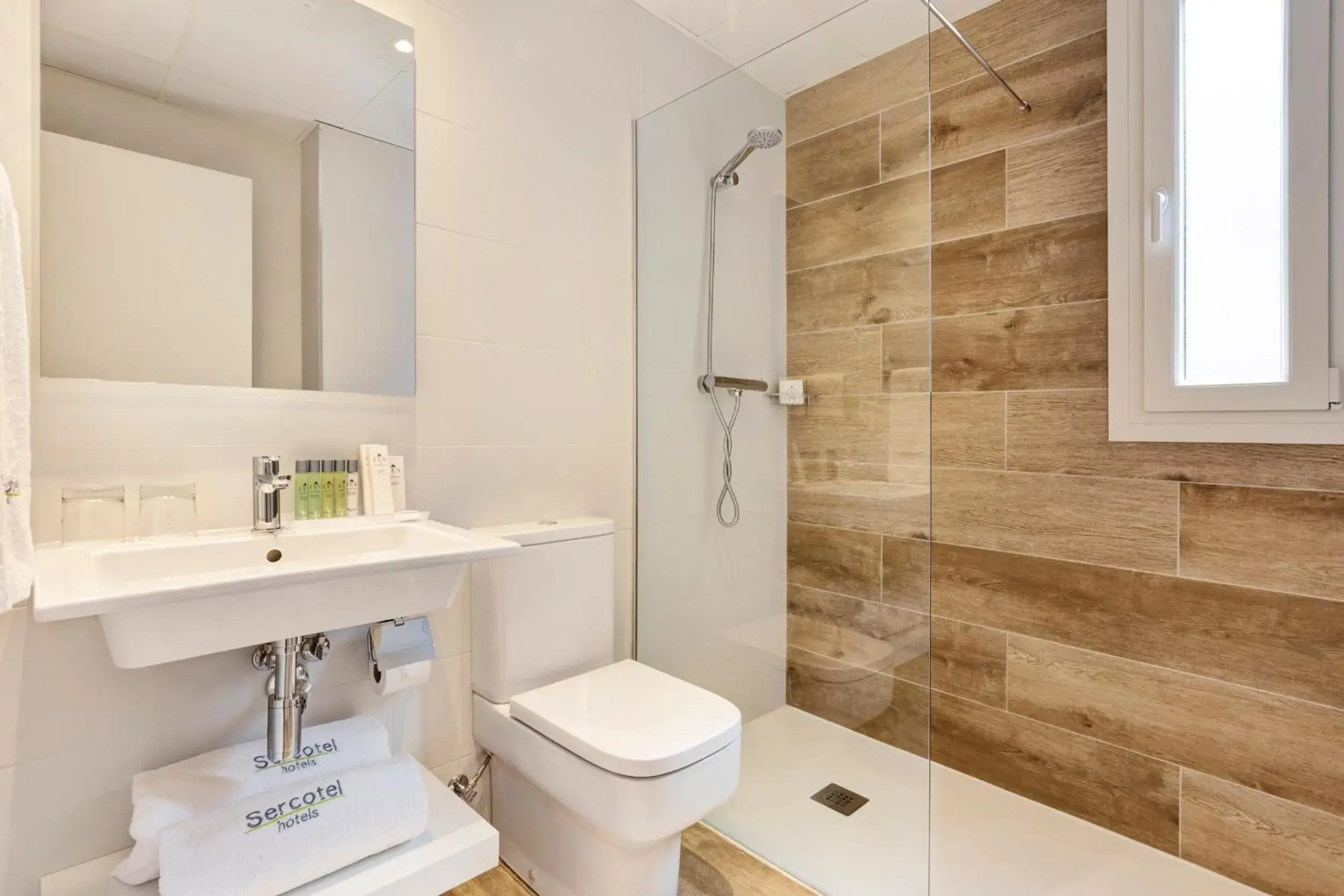 Shower, Bathroom in Sercotel Logrono Suites