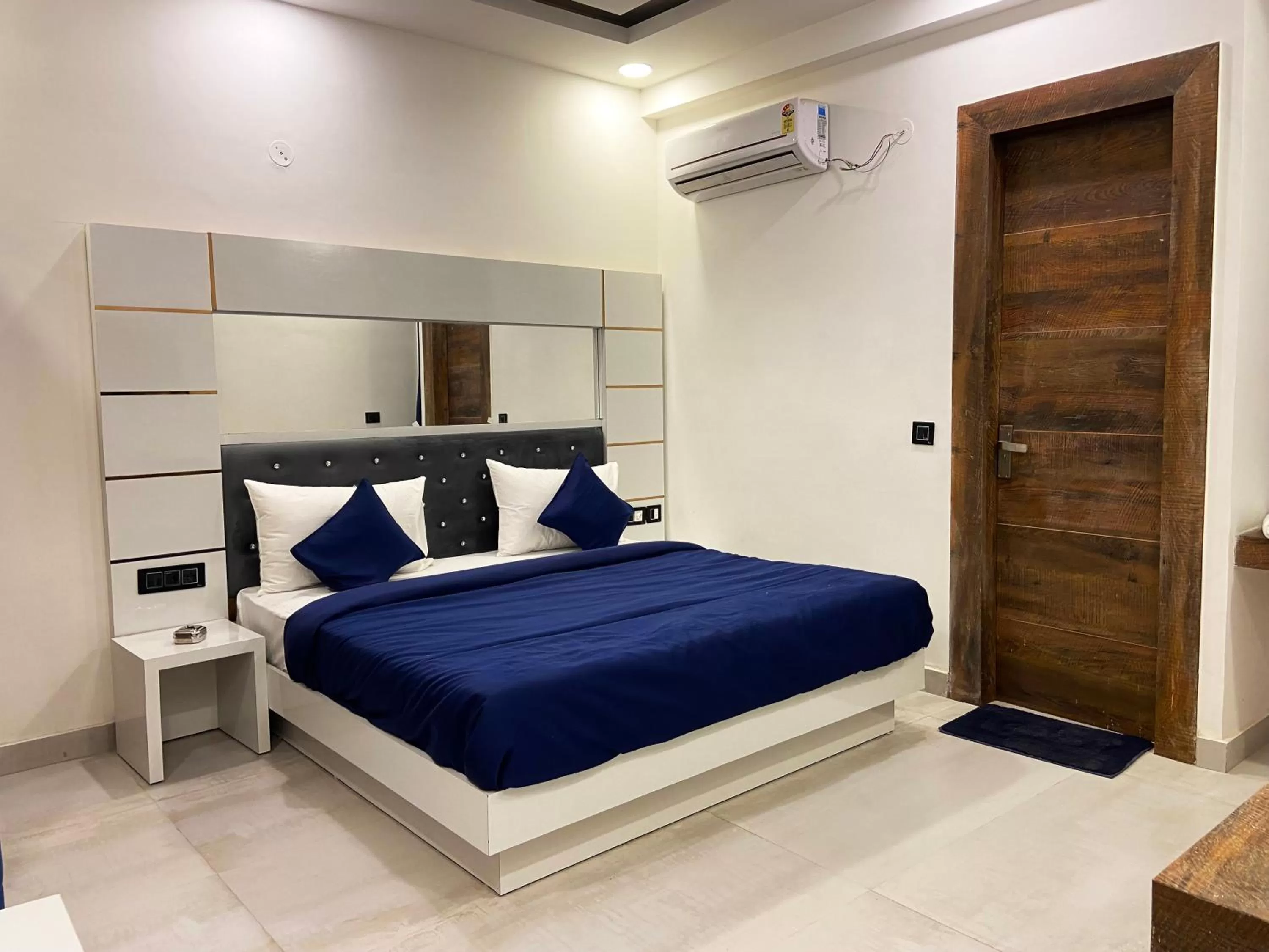 Bed in The Metro Stay By F9 Hotels-Near Sector 18 Metro Station Noida