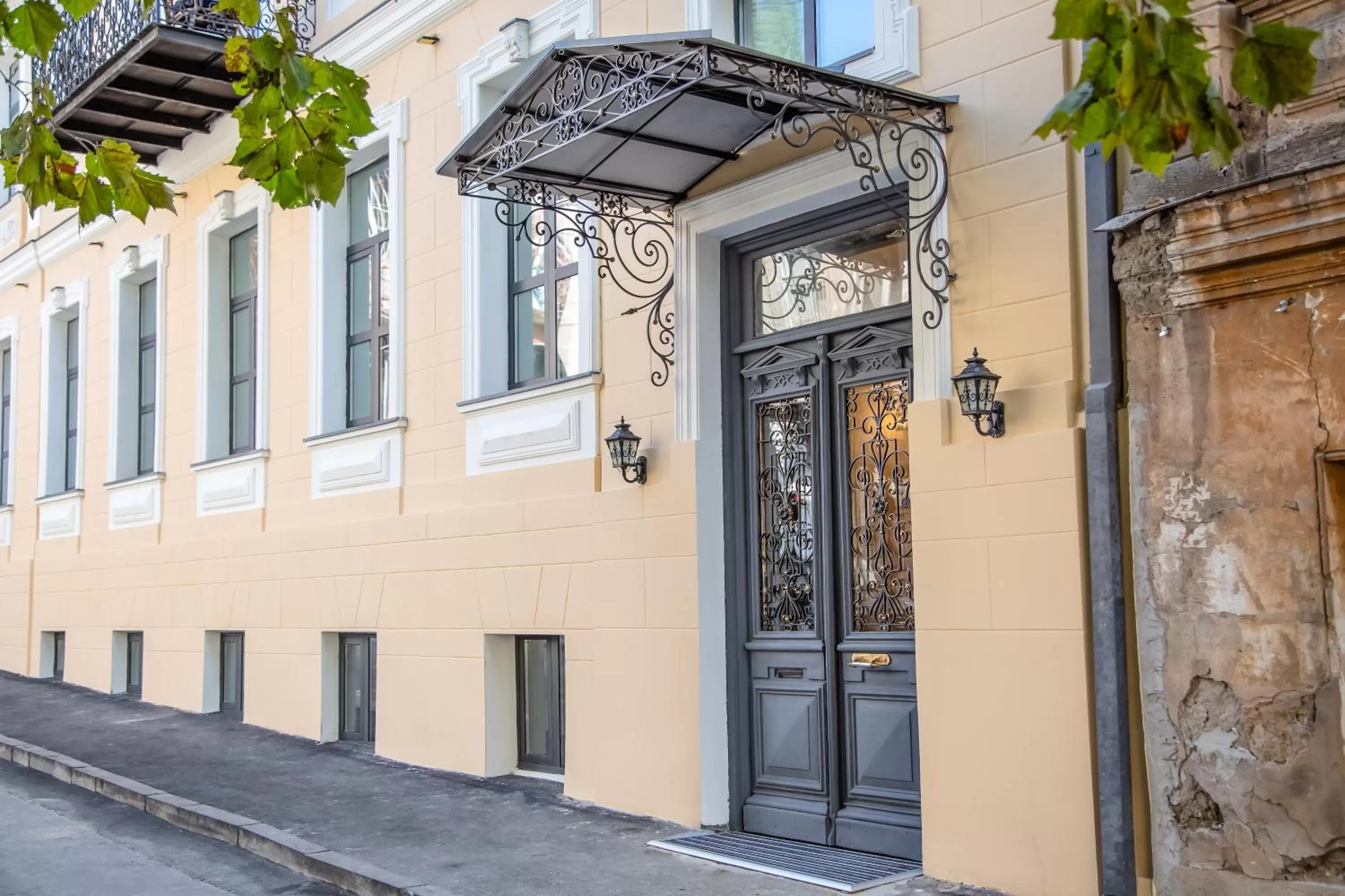 Facade/entrance in Royal Inn