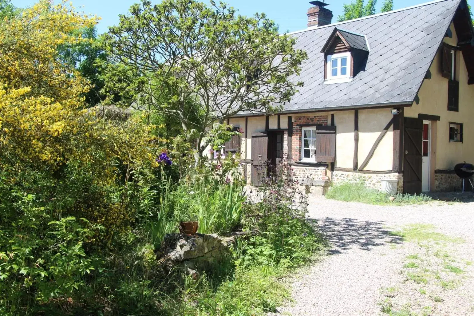 Property Building in Le Pommenial de la Hérissonnière