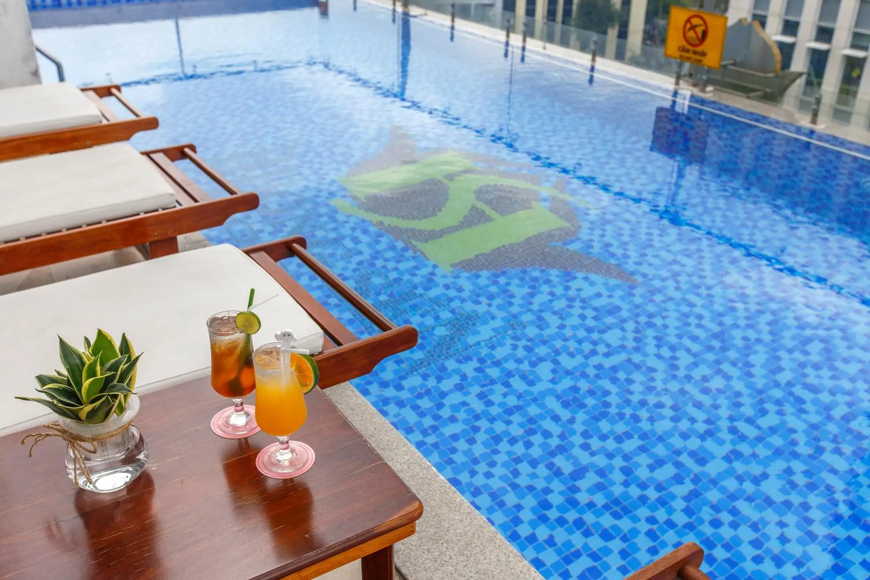 Pool view, Swimming Pool in Huong Sen Annex Hotel