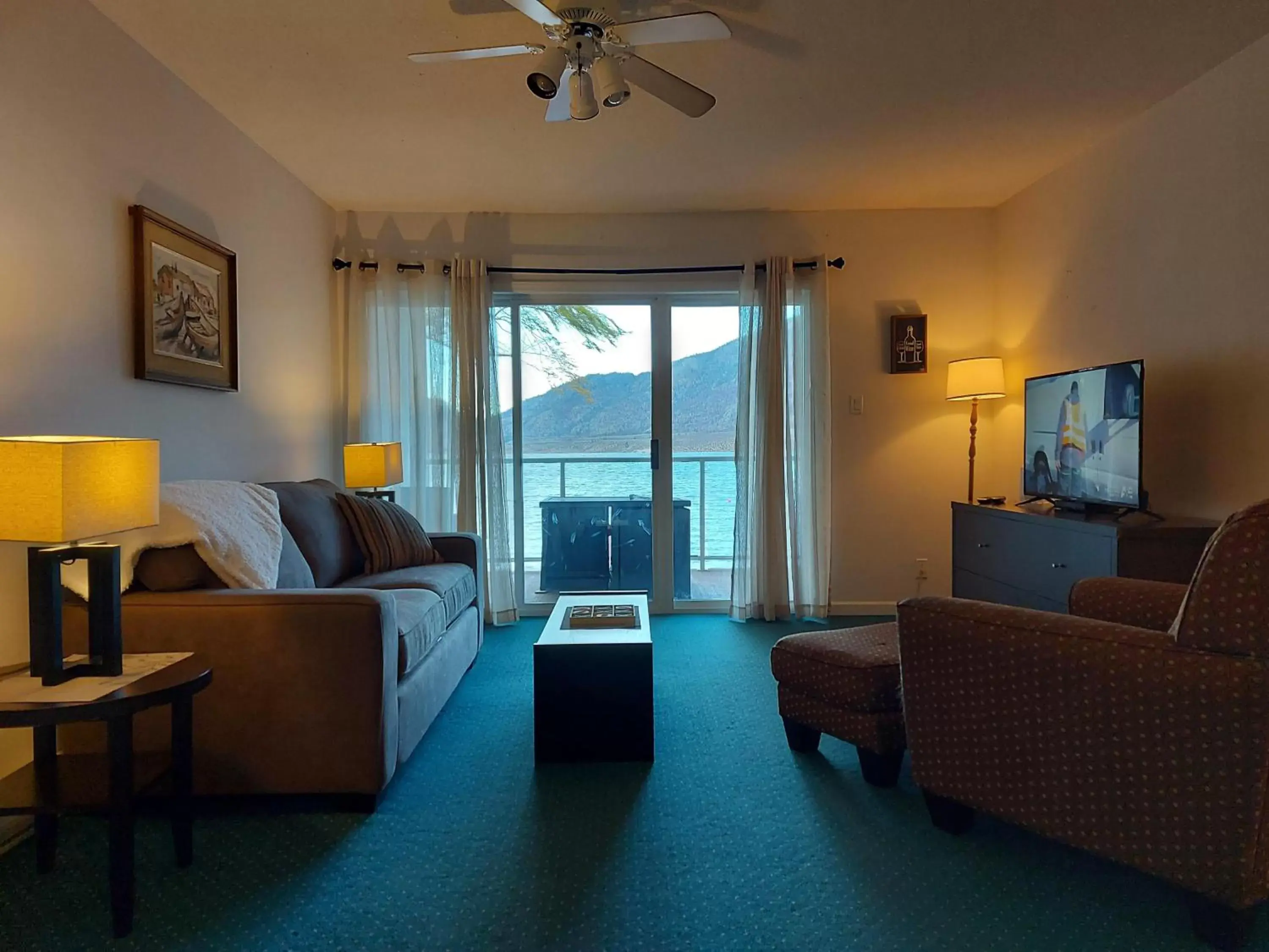 TV and multimedia in Richter Pass Beach Resort TV and multimedia in Richter Pass Beach Resort