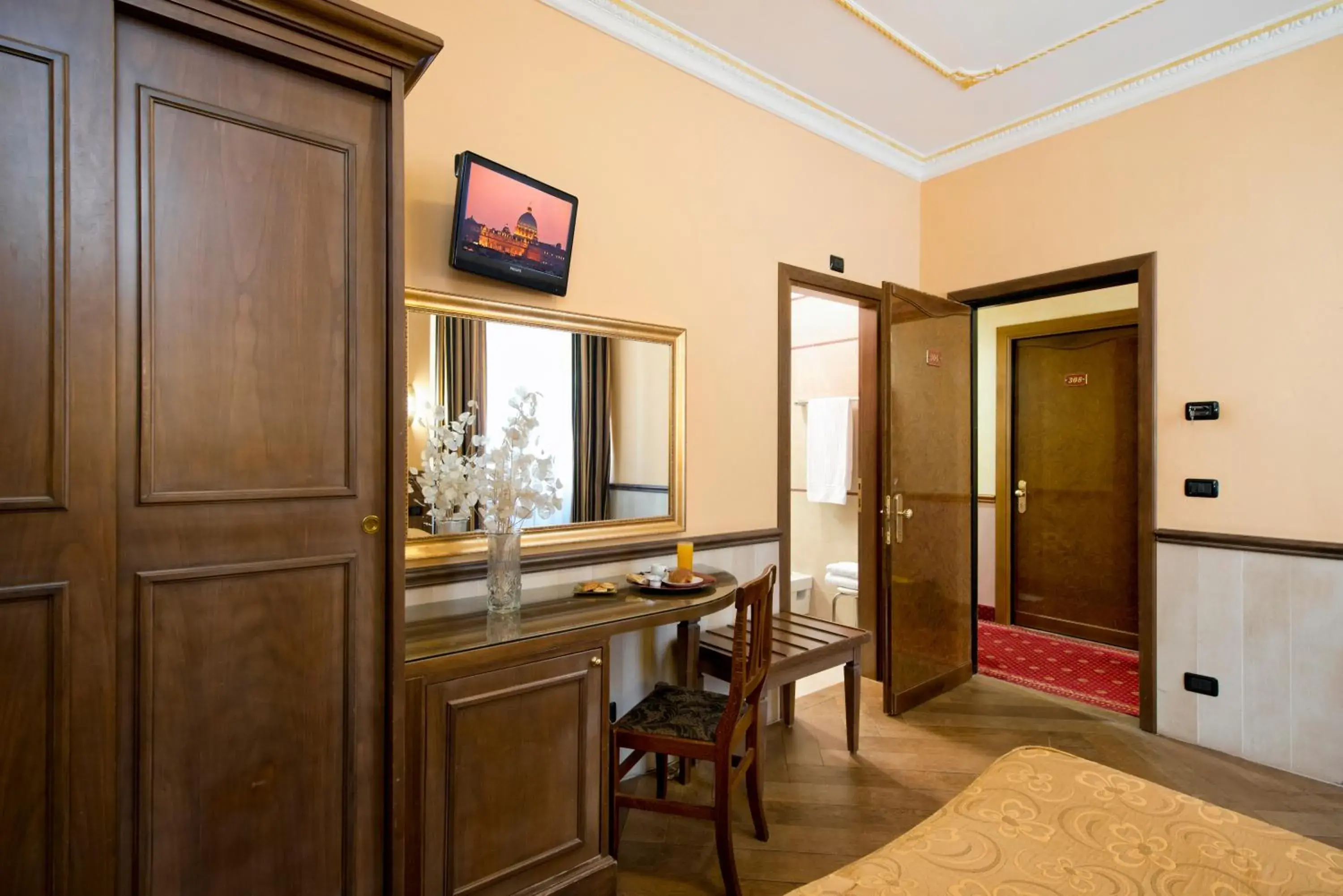 TV and multimedia, TV/Entertainment Center in Hotel Marco Polo Rome