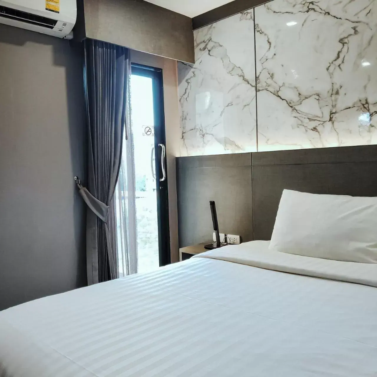 Bedroom in Hyde Park Hotel Bangkok