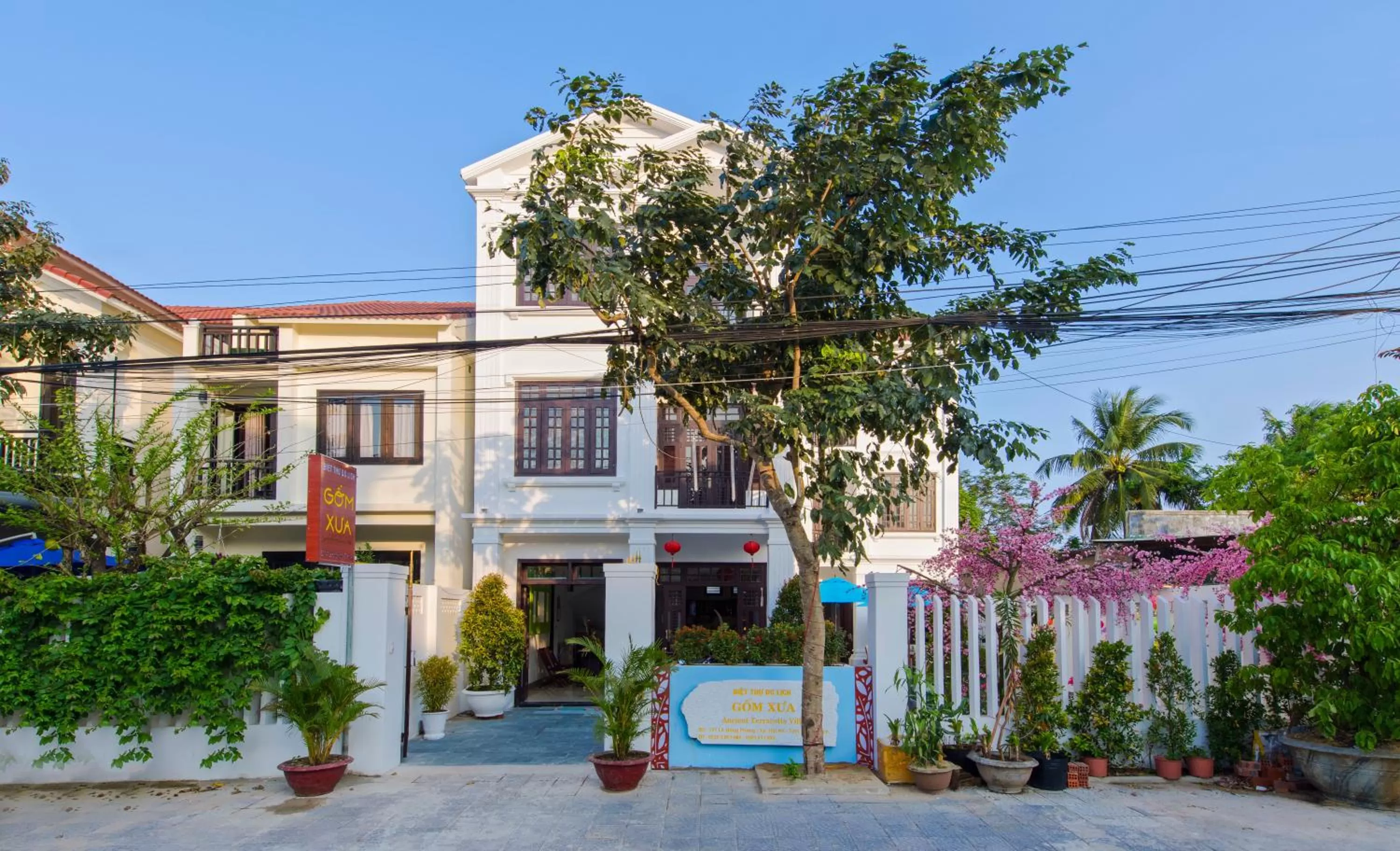 Facade/entrance in Ancient Terracotta Villa