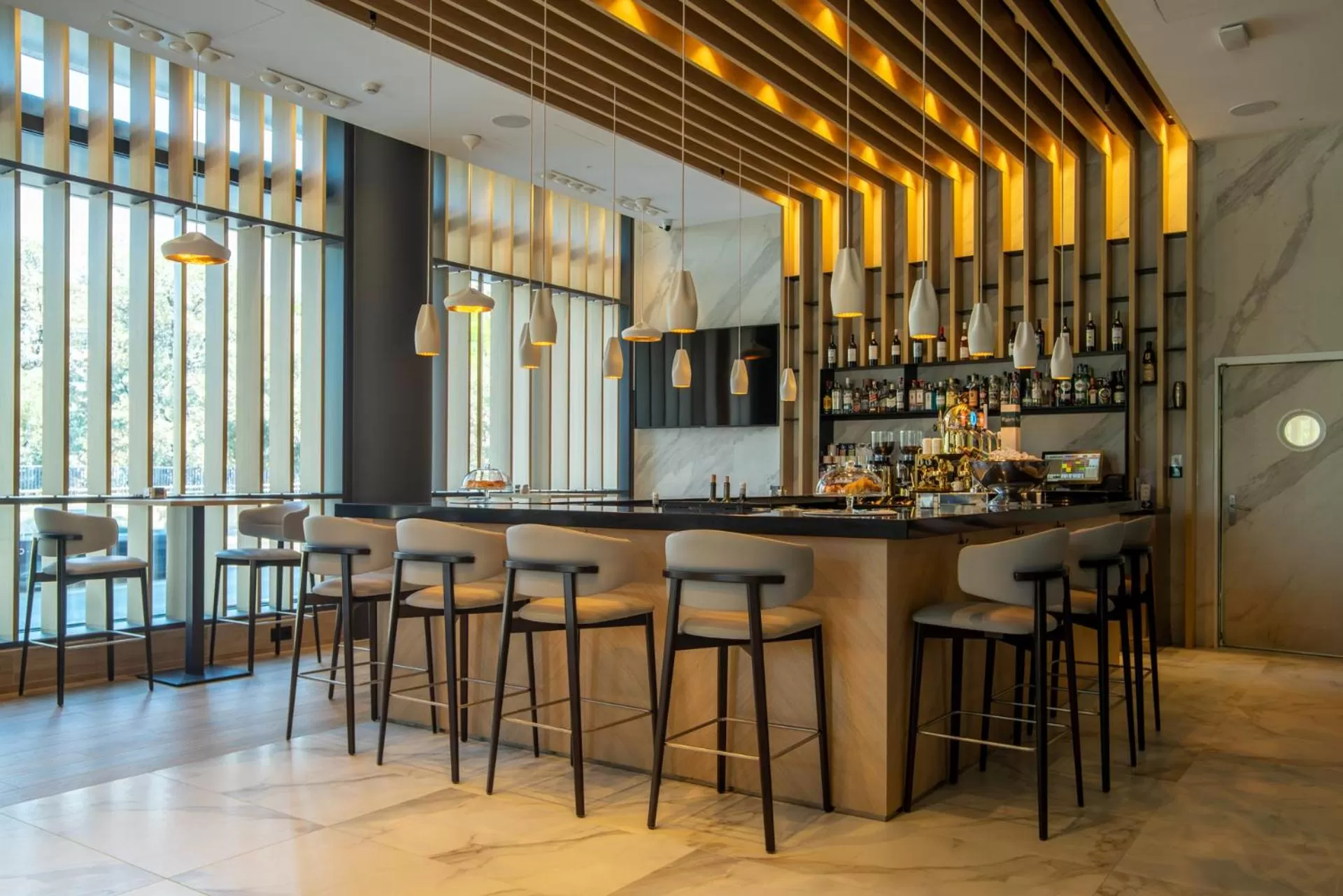 Restaurant/places to eat in Hotel Granada Center