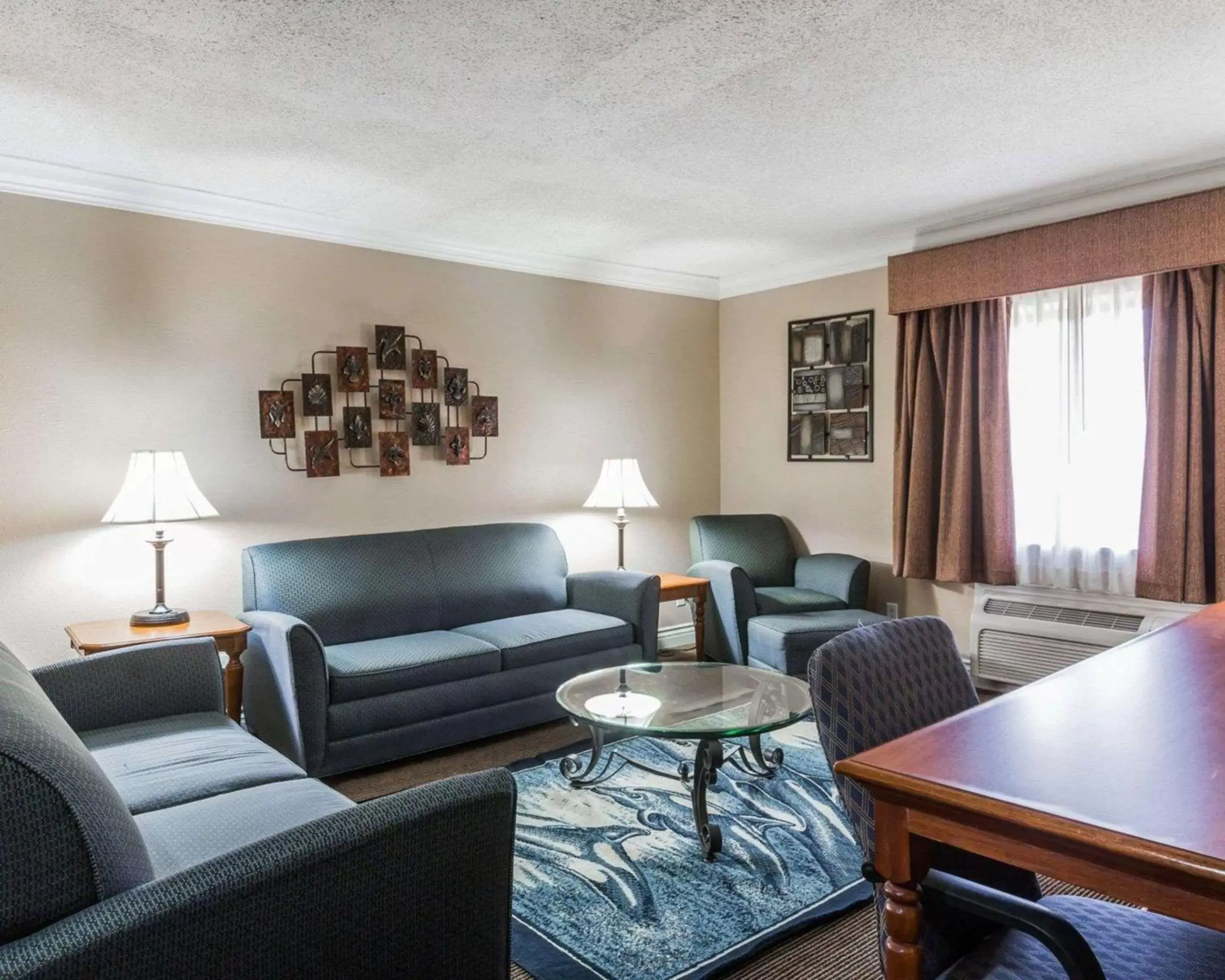 Photo of the whole room, Seating Area in Quality Inn & Suites Atlanta Airport South