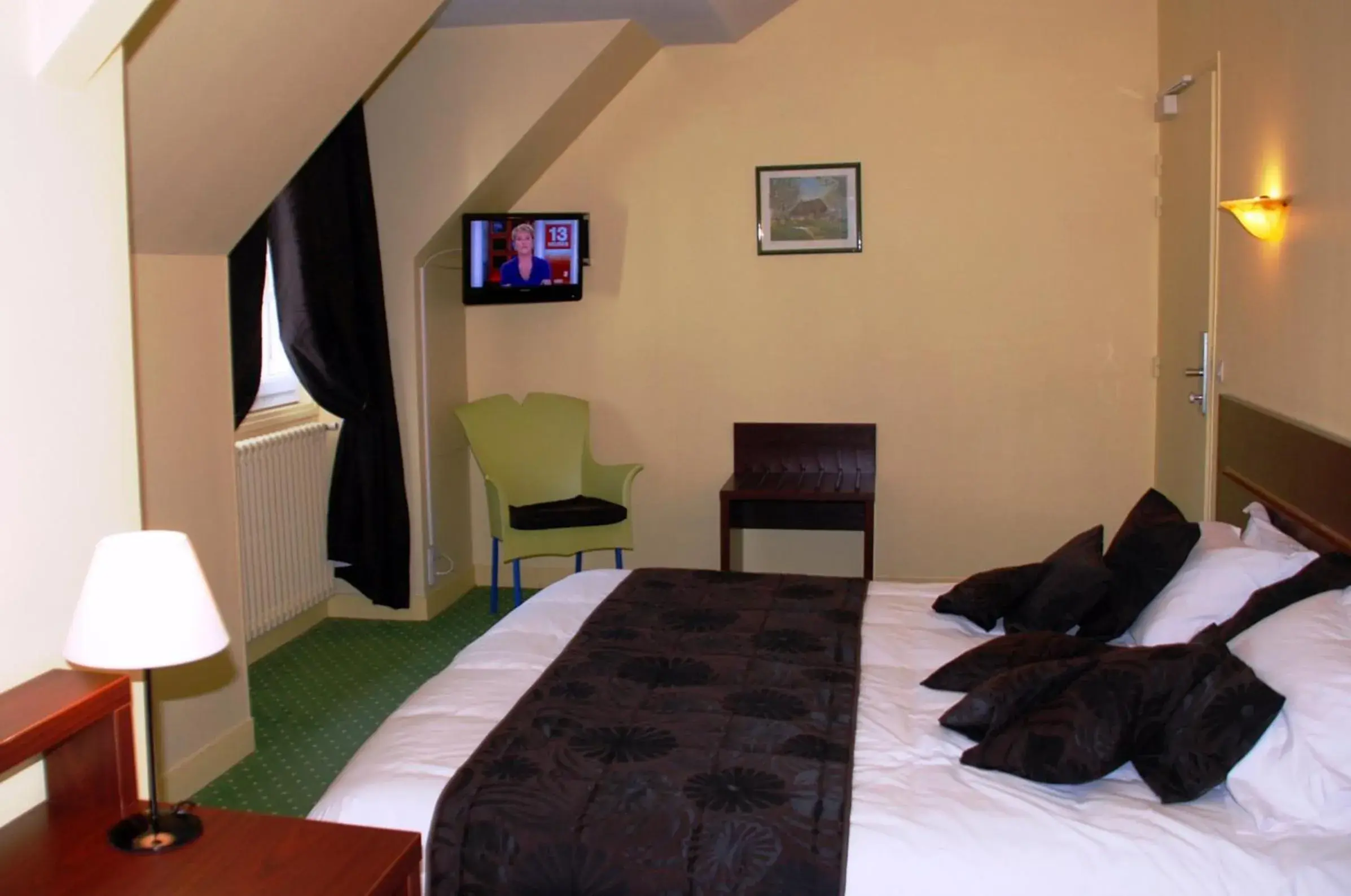 Photo of the whole room, Bed in The Originals City, Hotel Cathedrale, Lisieux (Inter-Hotel)